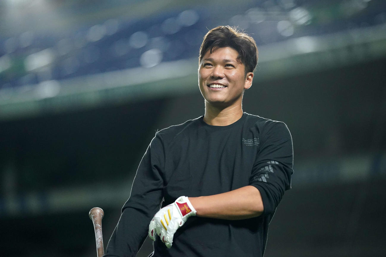 巨人S班キャンプでの打撃練習中、笑顔を見せる坂本勇（撮影・江口和貴）
