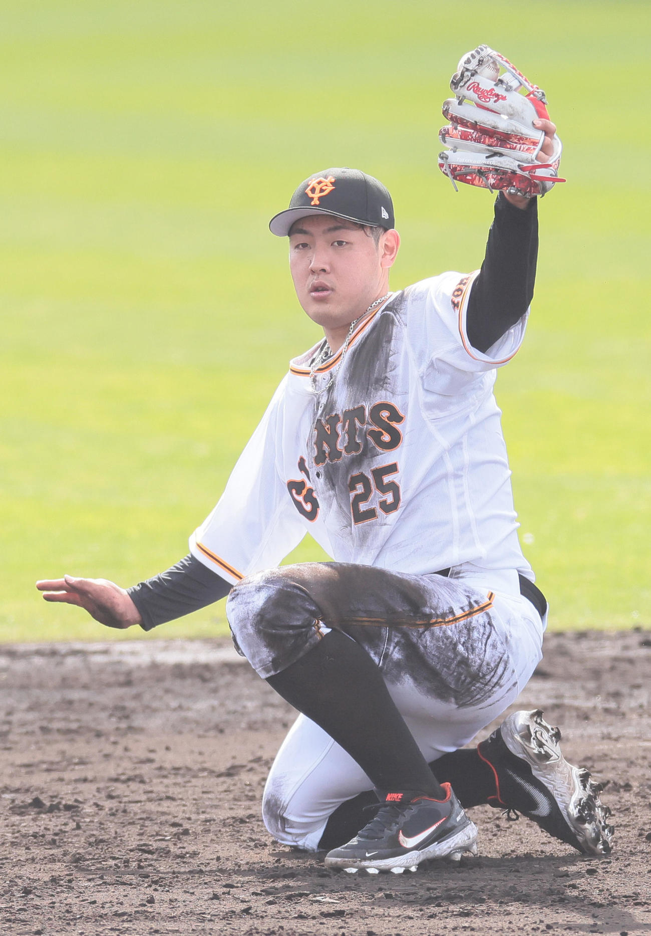 泥だらけになりながらノックを受ける巨人岡本和（撮影・足立雅史）