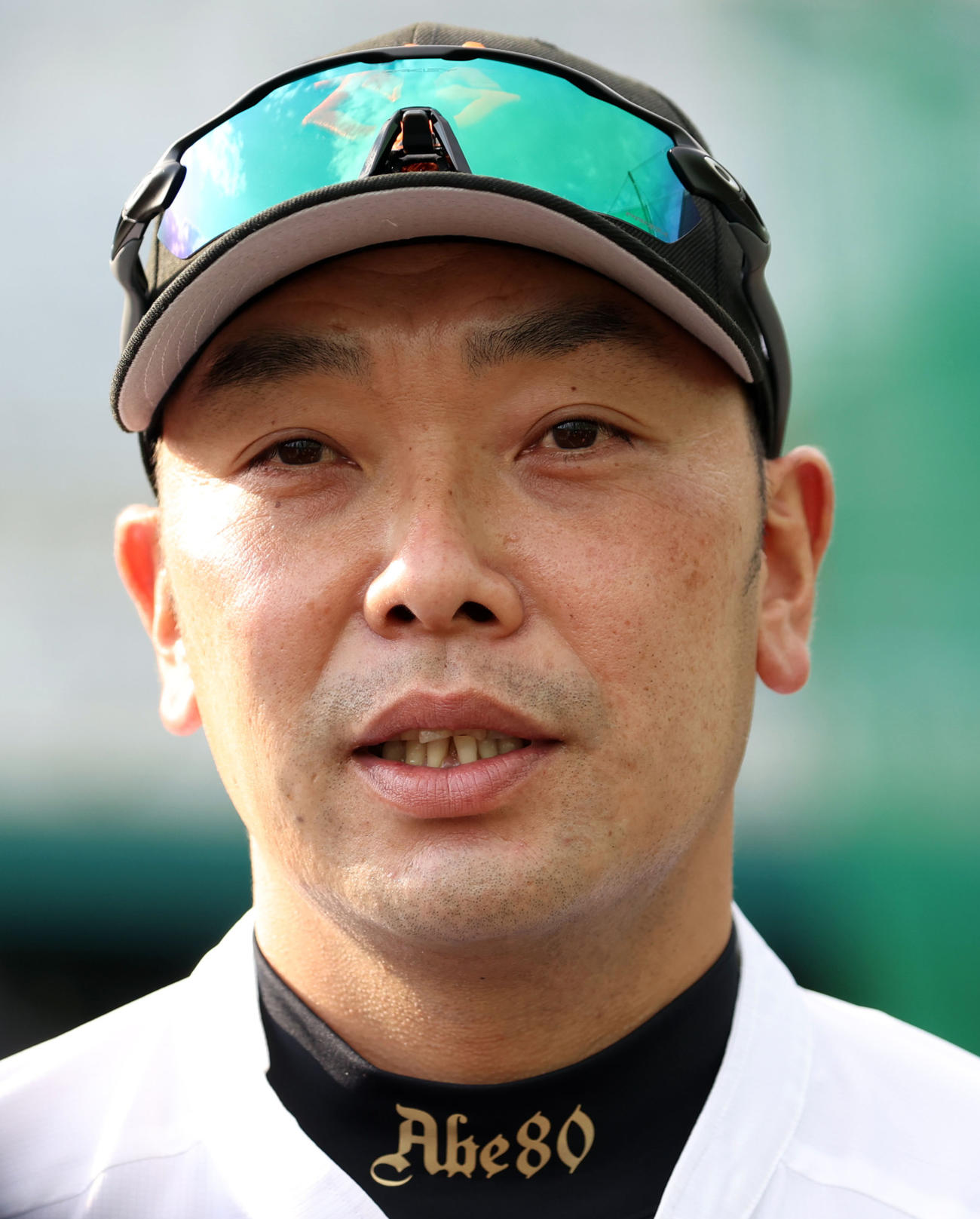 練習後、報道陣に対応する阿部2軍監督（撮影・狩俣裕三）
