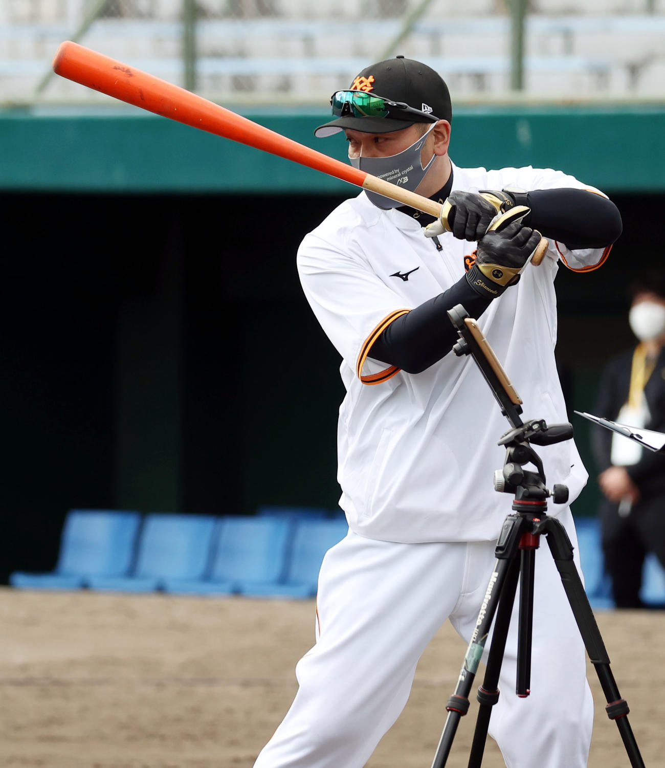 打撃指導をする阿部2軍監督（撮影・狩俣裕三）