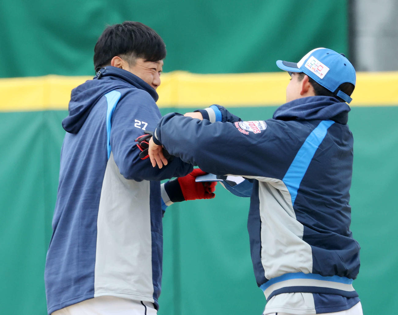 練習前、与座（右）とじゃれ合う西武内海（撮影・鈴木正人）