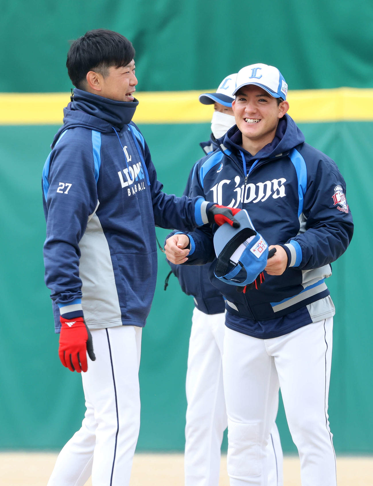 練習前、与座（右）と笑顔を見せる西武内海（撮影・鈴木正人）