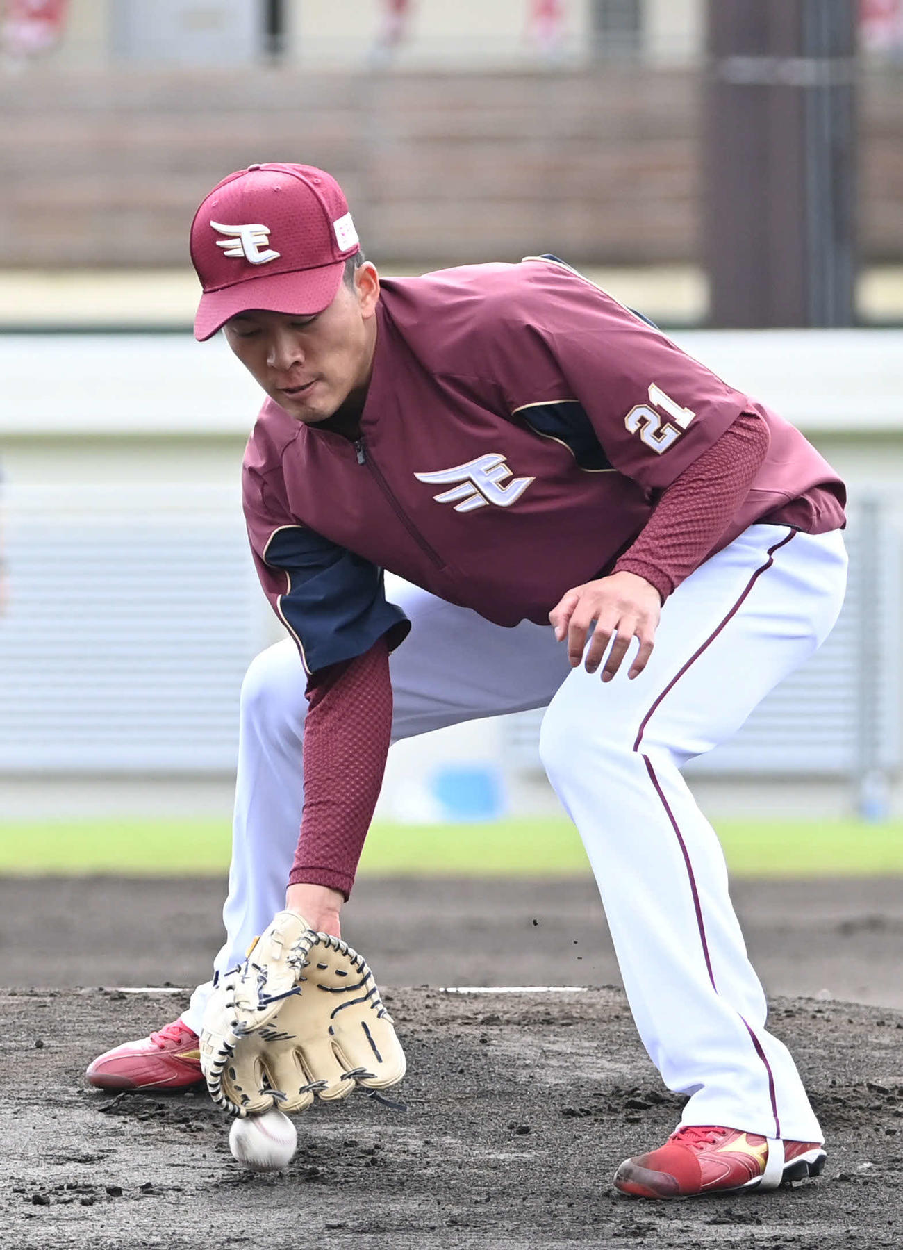 投内連係で投ゴロを捕球ミスする楽天早川（撮影・山崎安昭）