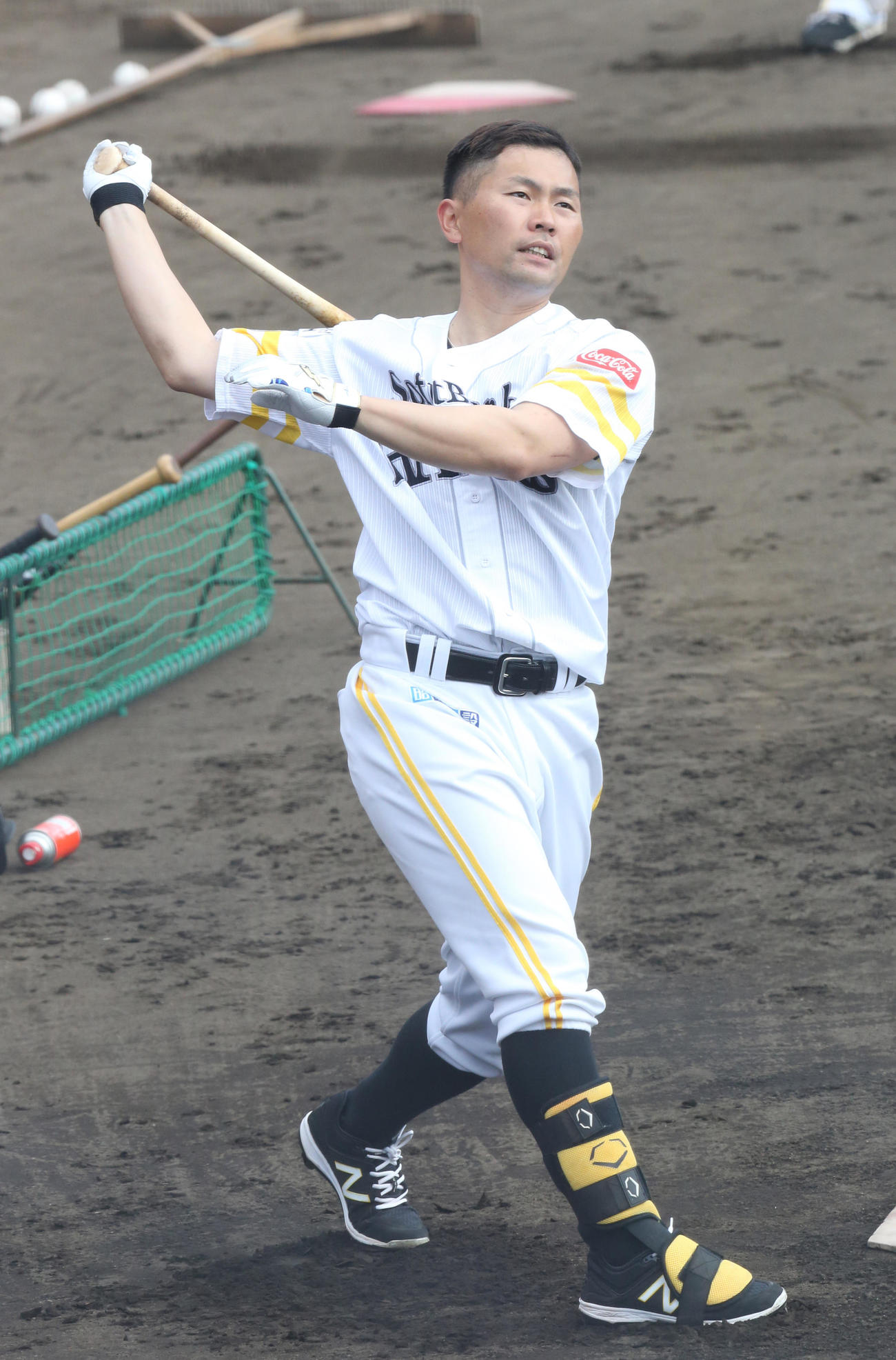 アイビースタジアムでロングティーを行う中村晃（撮影・菊川光一）