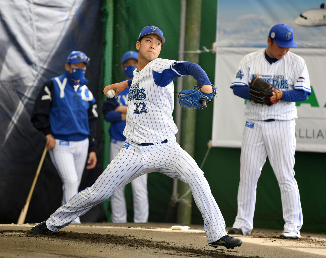 DeNA三浦監督（左）が見つめる中、ブルペンで投球練習をする入江（撮影・横山健太）