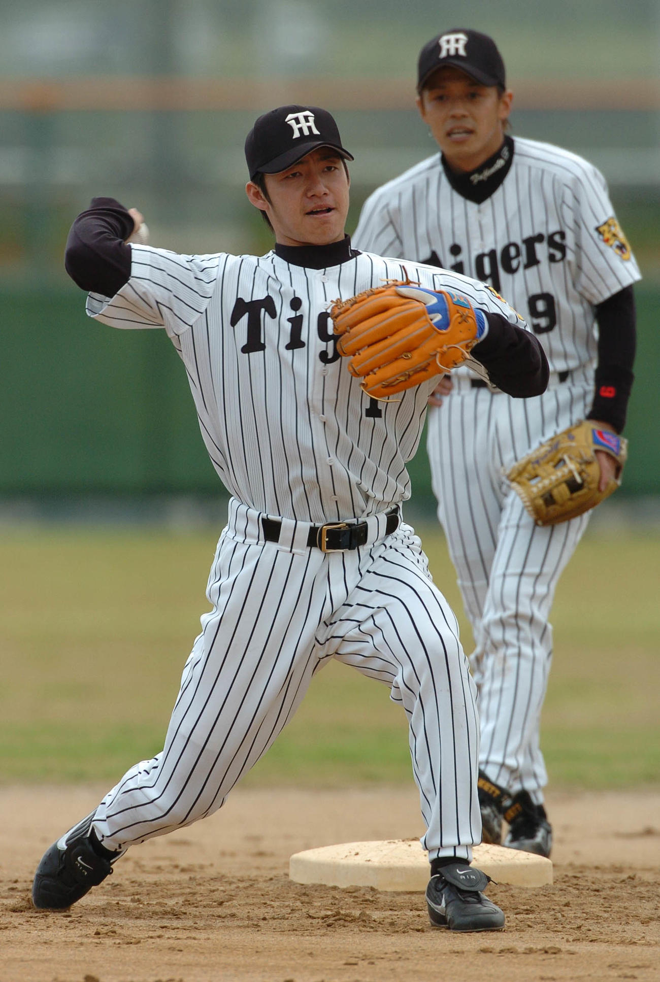 藤本敦士の前でノックを受ける鳥谷敬（2004年2月1日撮影）