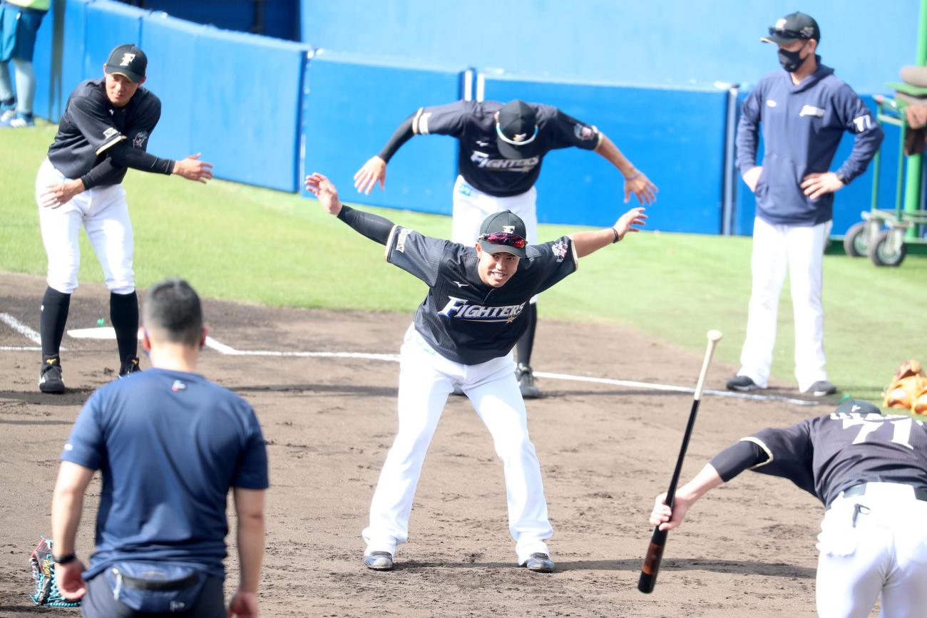 声出しをする日本ハムドラフト6位の今川（中央）（撮影・佐藤翔太）