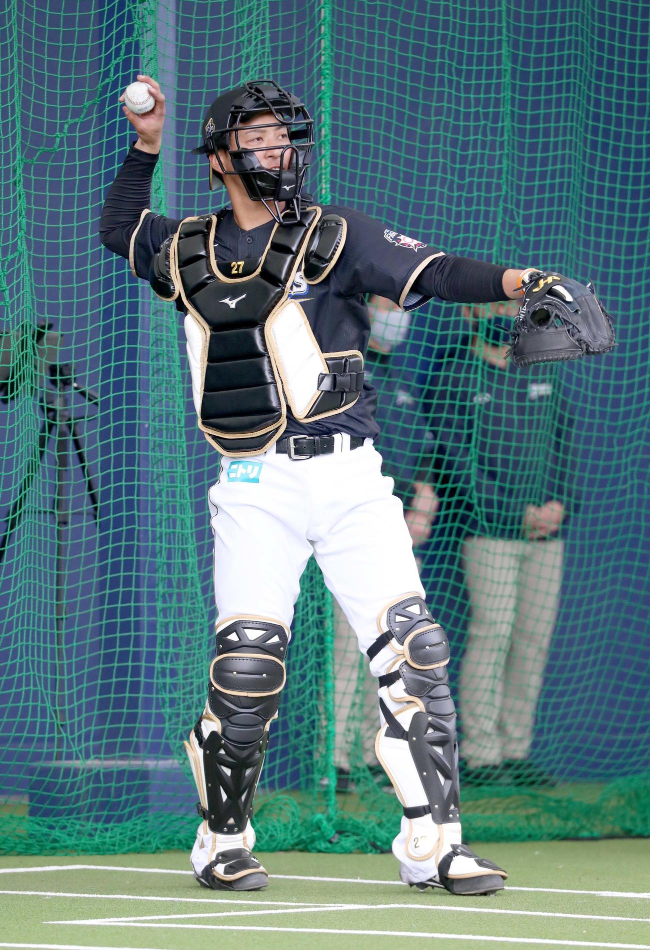 ブルペンでマスクを被る日本ハムドラフト3位の古川（撮影・佐藤翔太）
