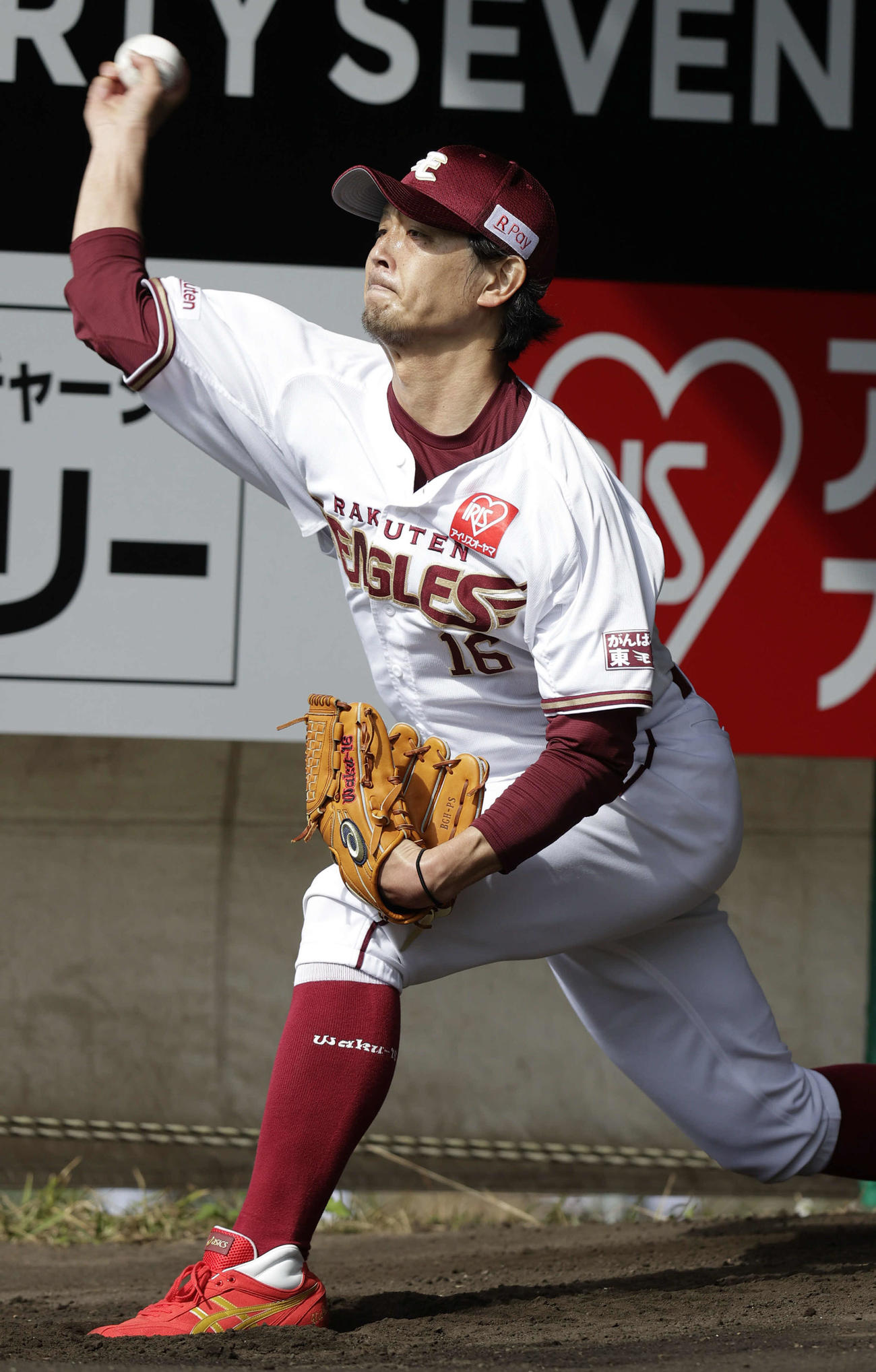 ブルペン投球を行う楽天涌井