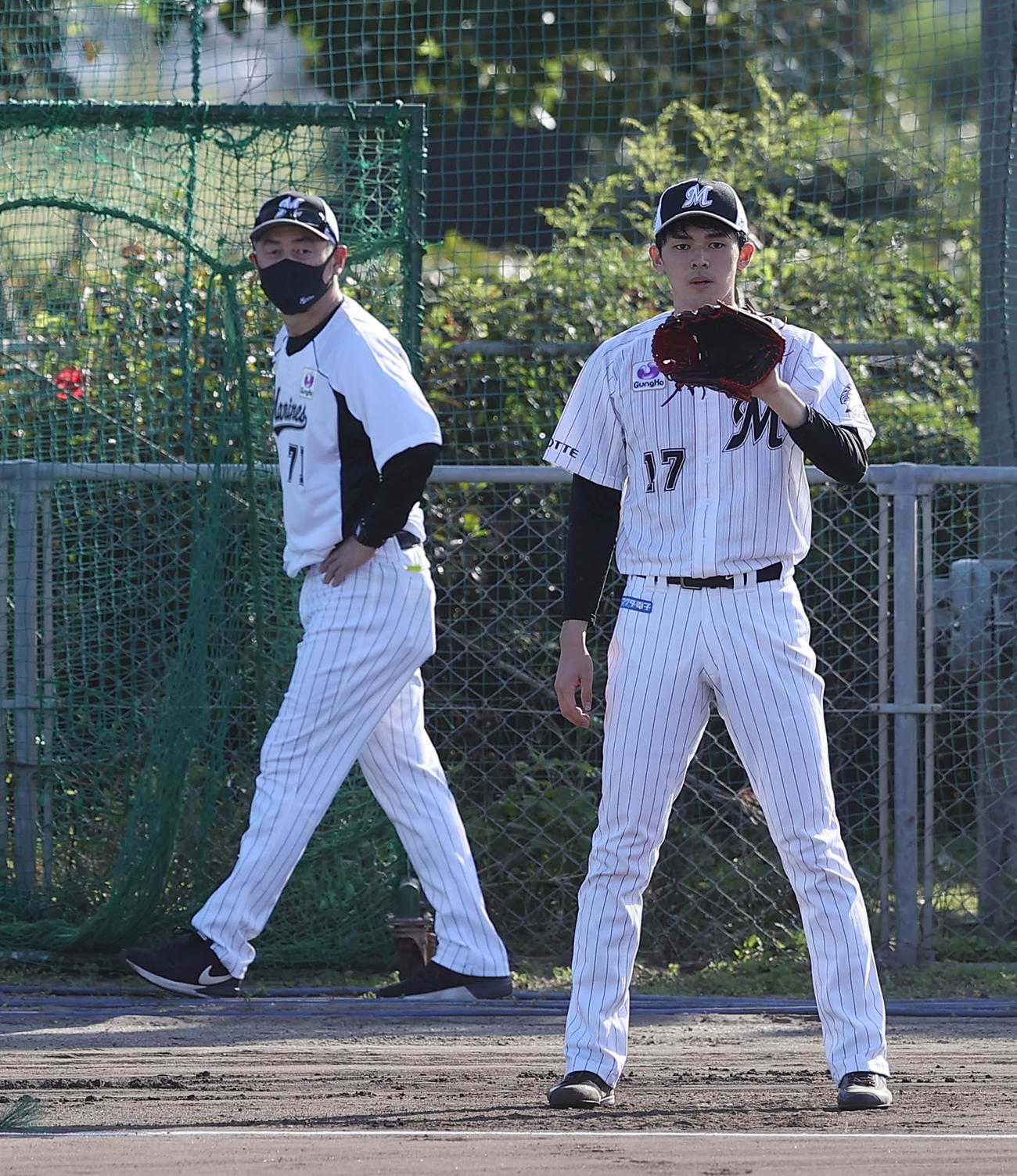 キャッチボールするロッテ佐々木朗希（右）と唐川侑己を見つめる吉井投手コーチ（撮影・垰建太）