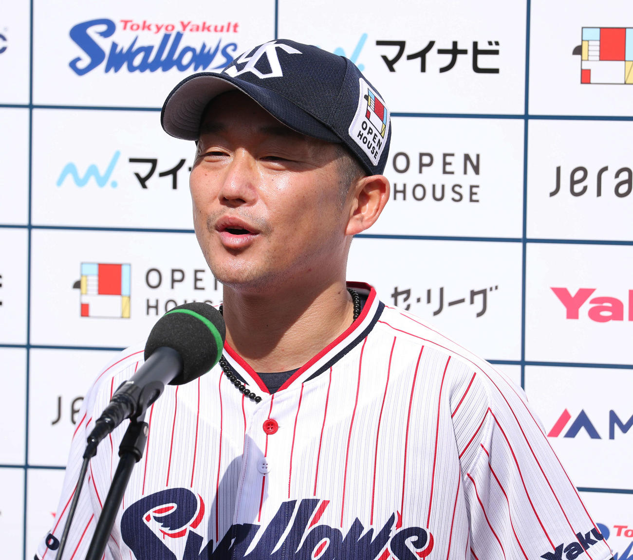 インタビューに答えるヤクルト石川（撮影・河田真司）