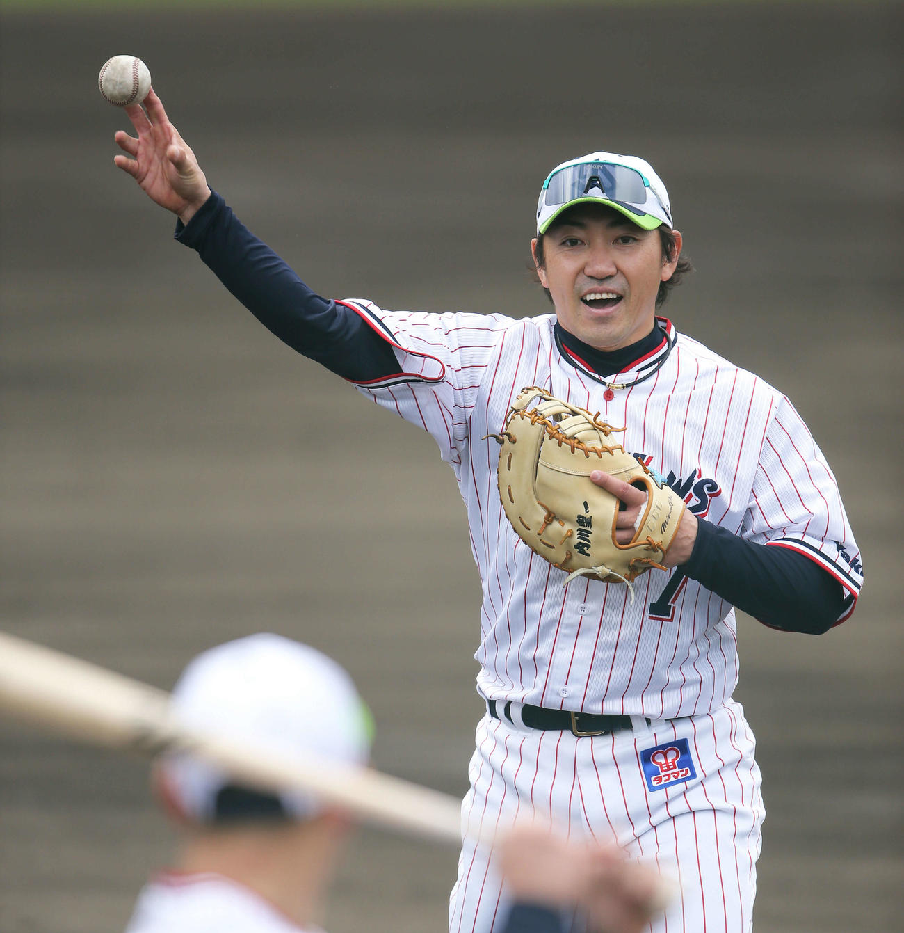 ノックを受けるヤクルト内川（撮影・河田真司）