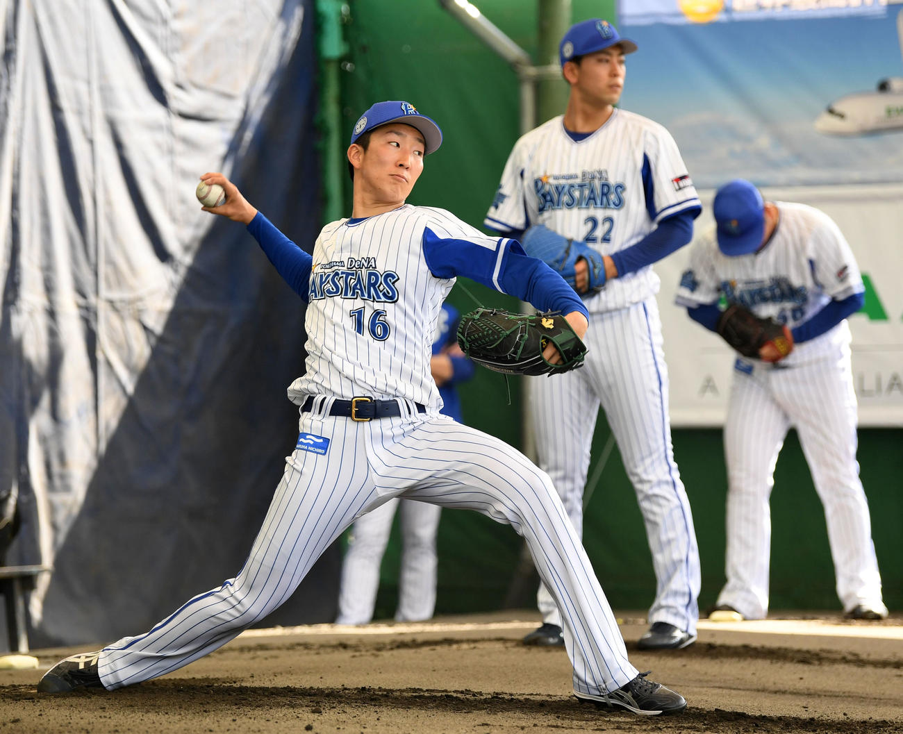 ブルペンで投球練習をするDeNA大貫（撮影・横山健太）
