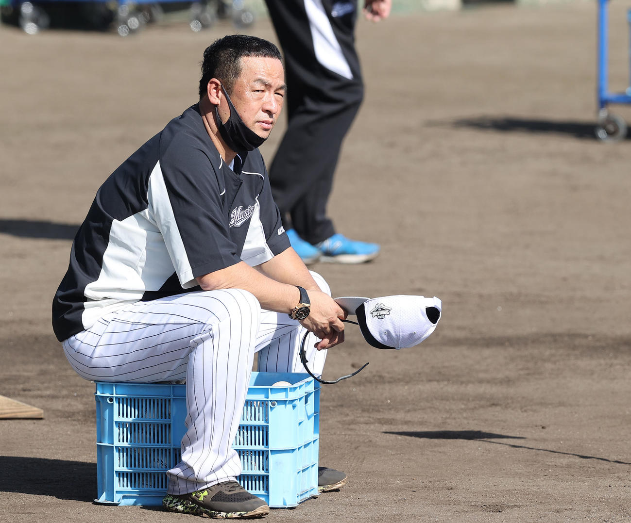 かごに座り選手たちの練習をじっと見つめるロッテ松中臨時コーチ（撮影・垰建太）