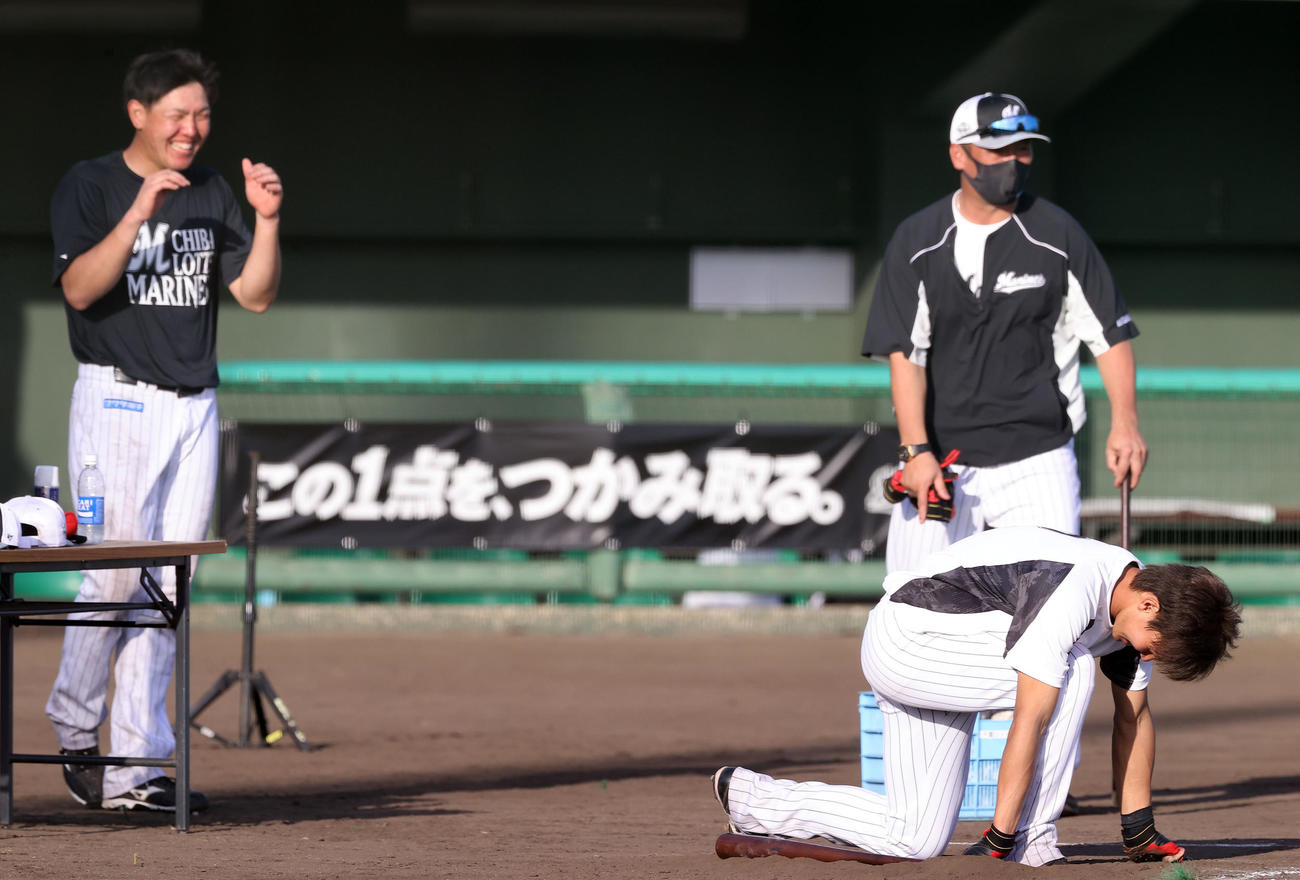 居残り特打でロッテ松中臨時コーチ（後方右）の見つめる中、ロングティーを行うも打球が飛ばず崩れる藤原（中央）左は安田（撮影・垰建太）
