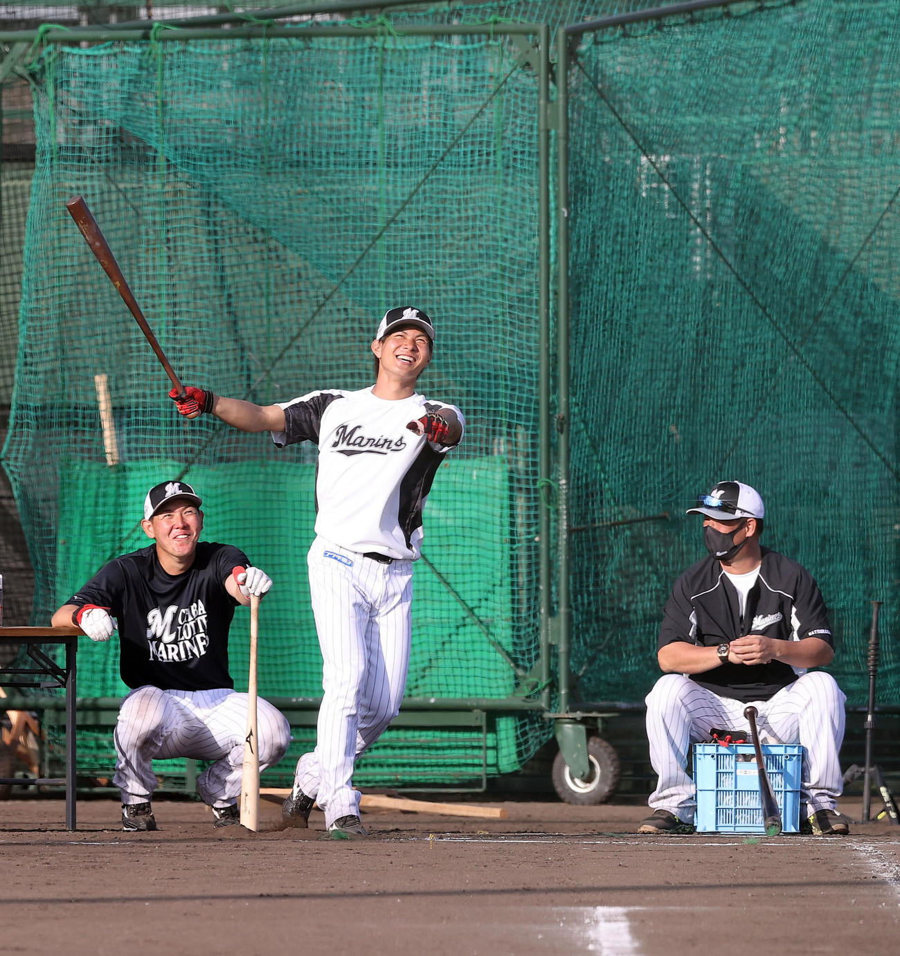 居残り特打でロッテ松中臨時コーチ（右）の見つめる中、雄たけびを上げながらロングティーを行う藤原（中央）。左は安田（撮影・垰建太）