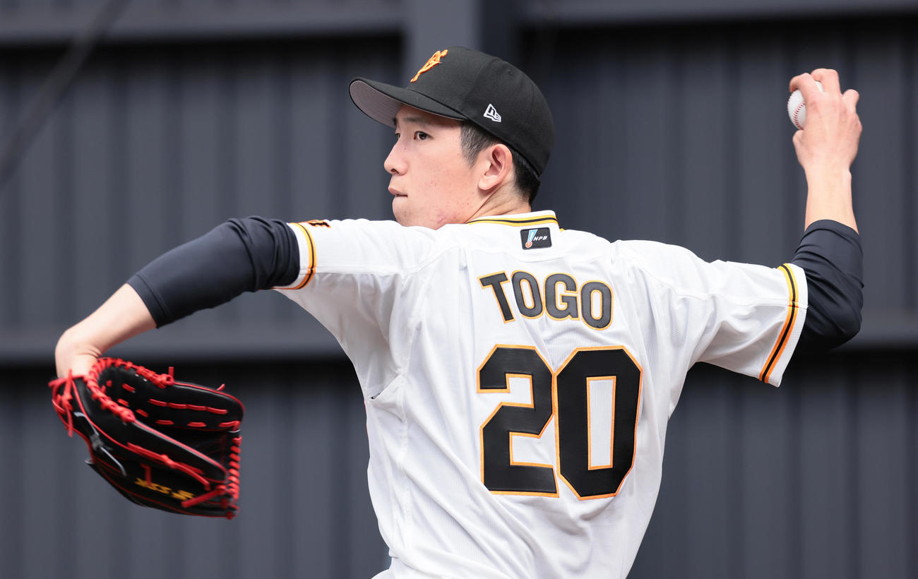 ブルペン投球する巨人戸郷（撮影・足立雅史）