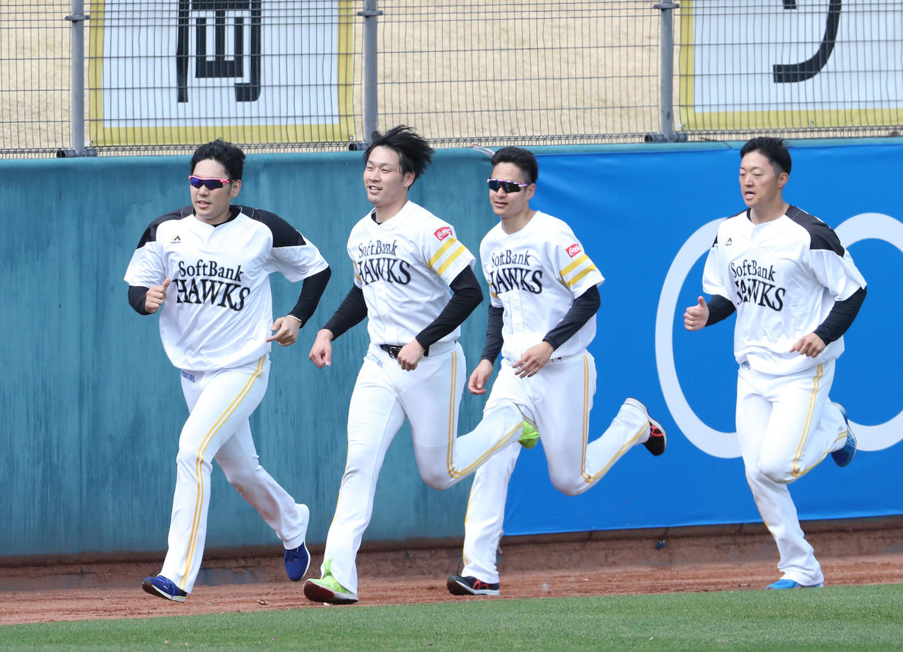 インターバル走で汗を流す石川柊太（左）（撮影・梅根麻紀）