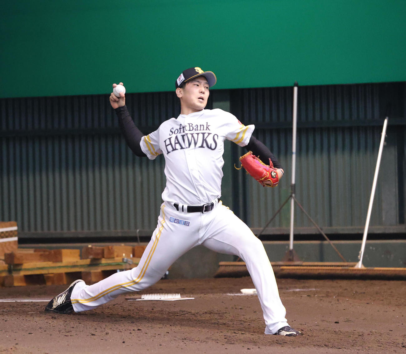 ブルペンに入った石川は力強く投げ込む（代表撮影）