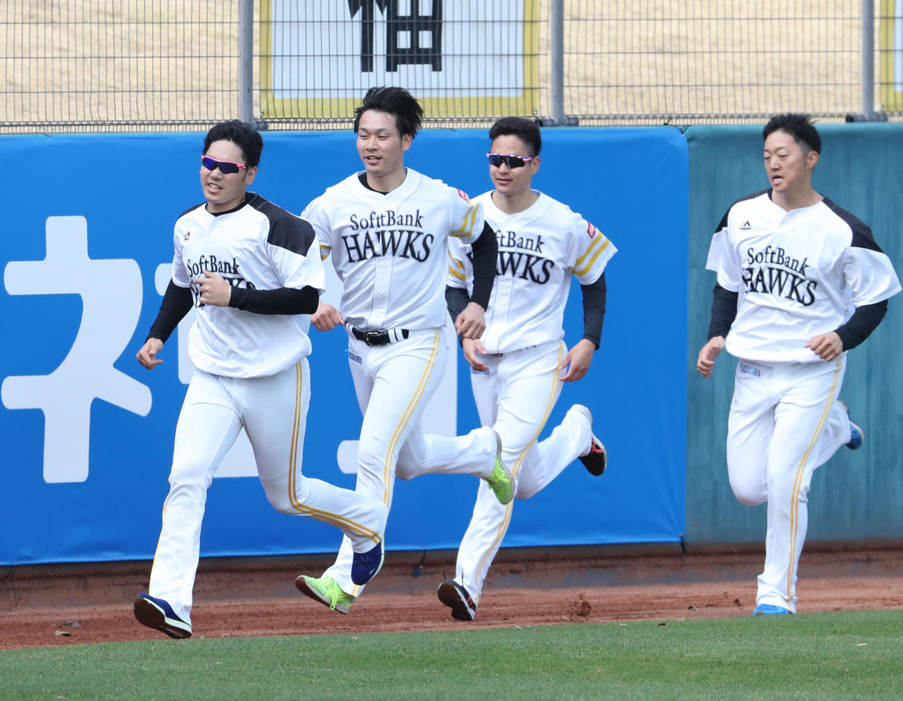インターバル走で汗を流す石川（左）（撮影・梅根麻紀）