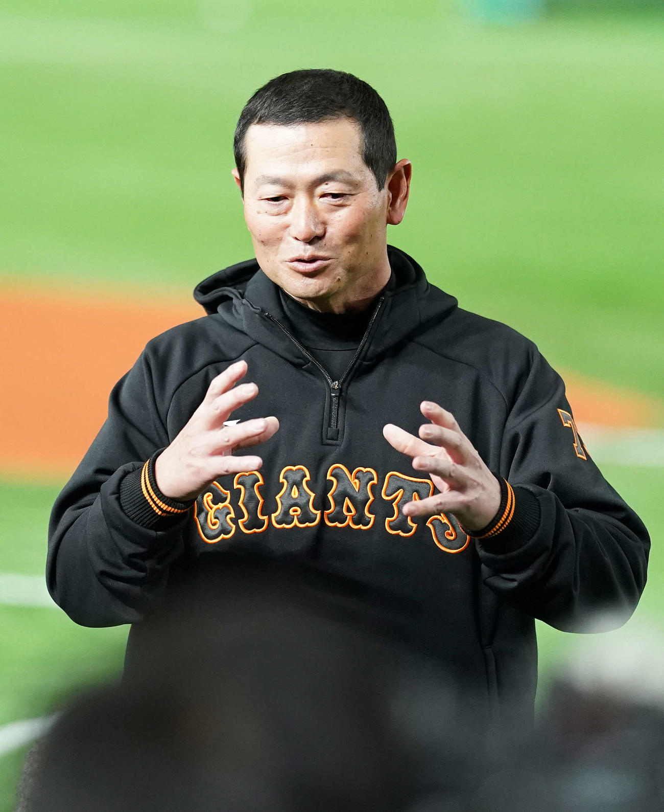 巨人S班キャンプ初日を終え、報道陣の取材に応じる桑田投手チーフコーチ補佐（撮影・江口和貴）