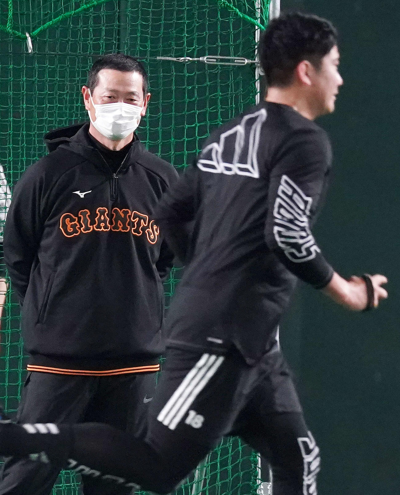 巨人S班キャンプでランニングする菅野（右）を見つめる桑田投手チーフコーチ補佐（撮影・江口和貴）