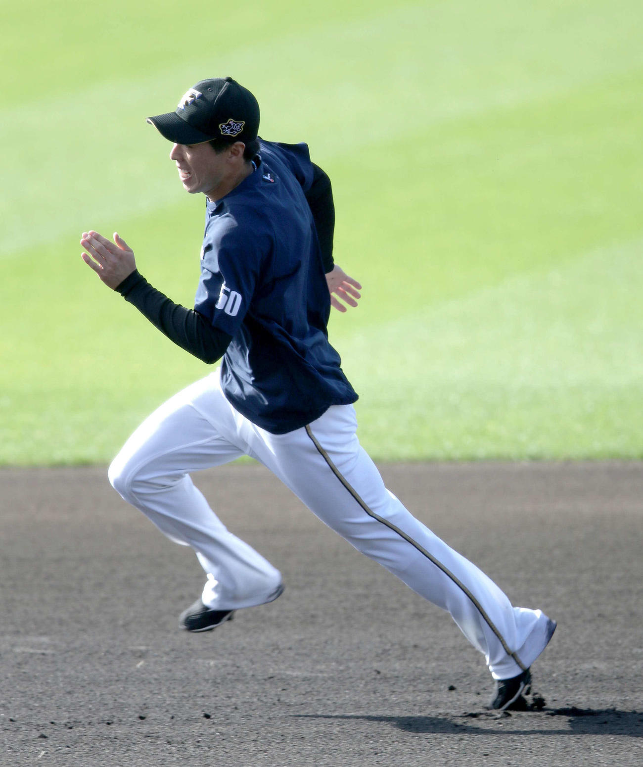 ベースランニングをする日本ハムのドラフト2位・五十幡（撮影・佐藤翔太）