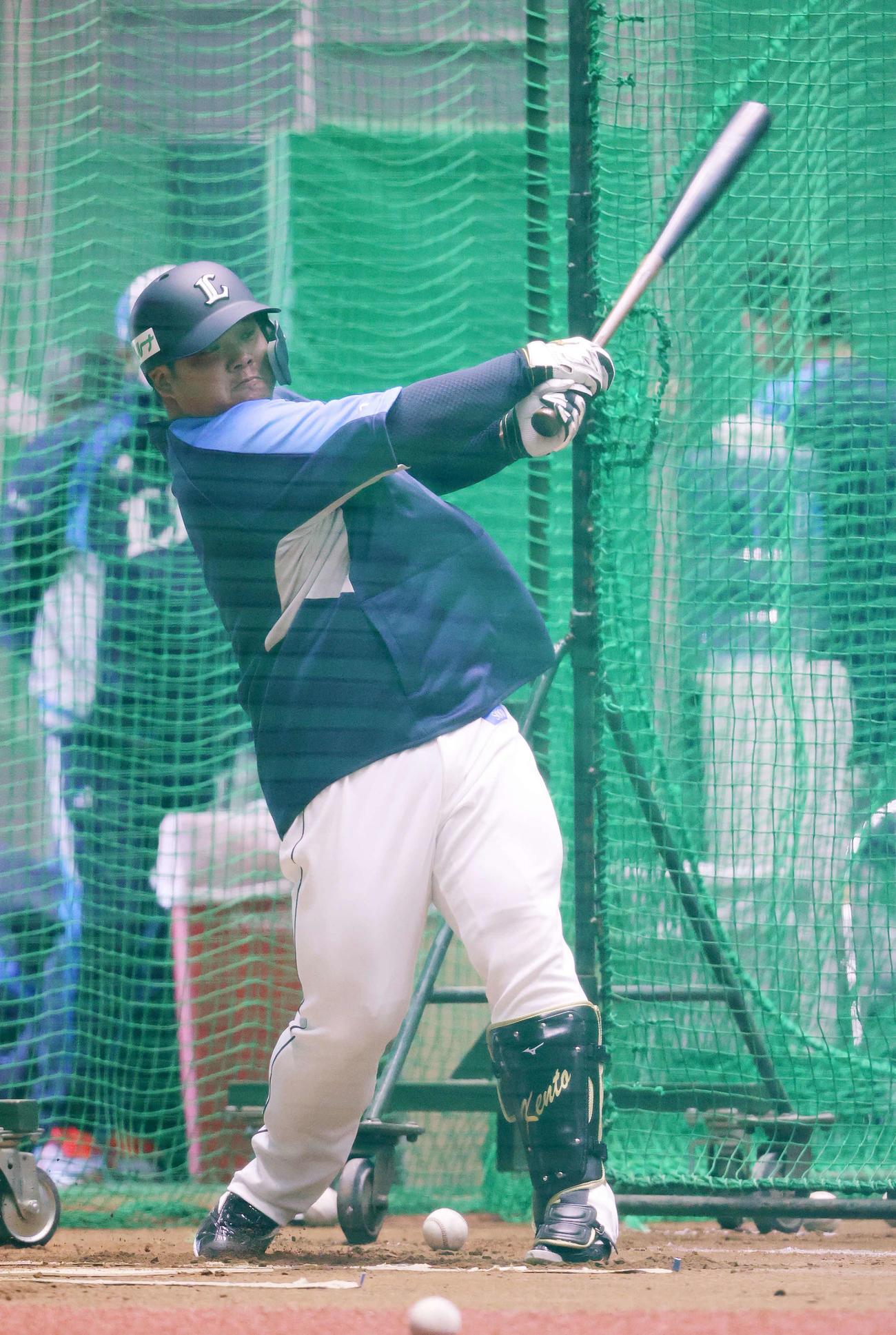 山川からもらったバットでフリー打撃する西武渡部（撮影・鈴木正人）