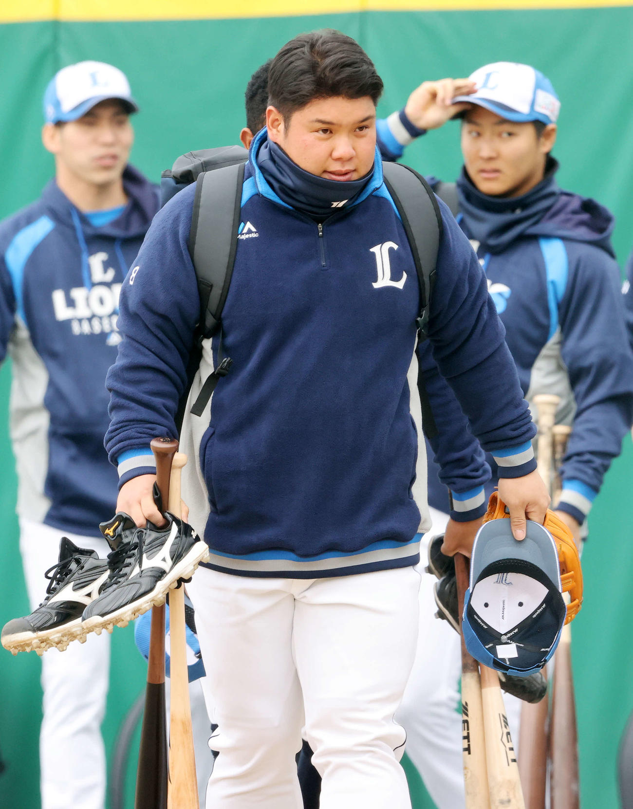 球場に入る西武渡部（撮影・鈴木正人）