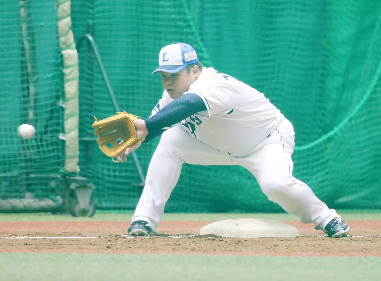 室内練習場で投内連係する西武渡部（撮影・鈴木正人）