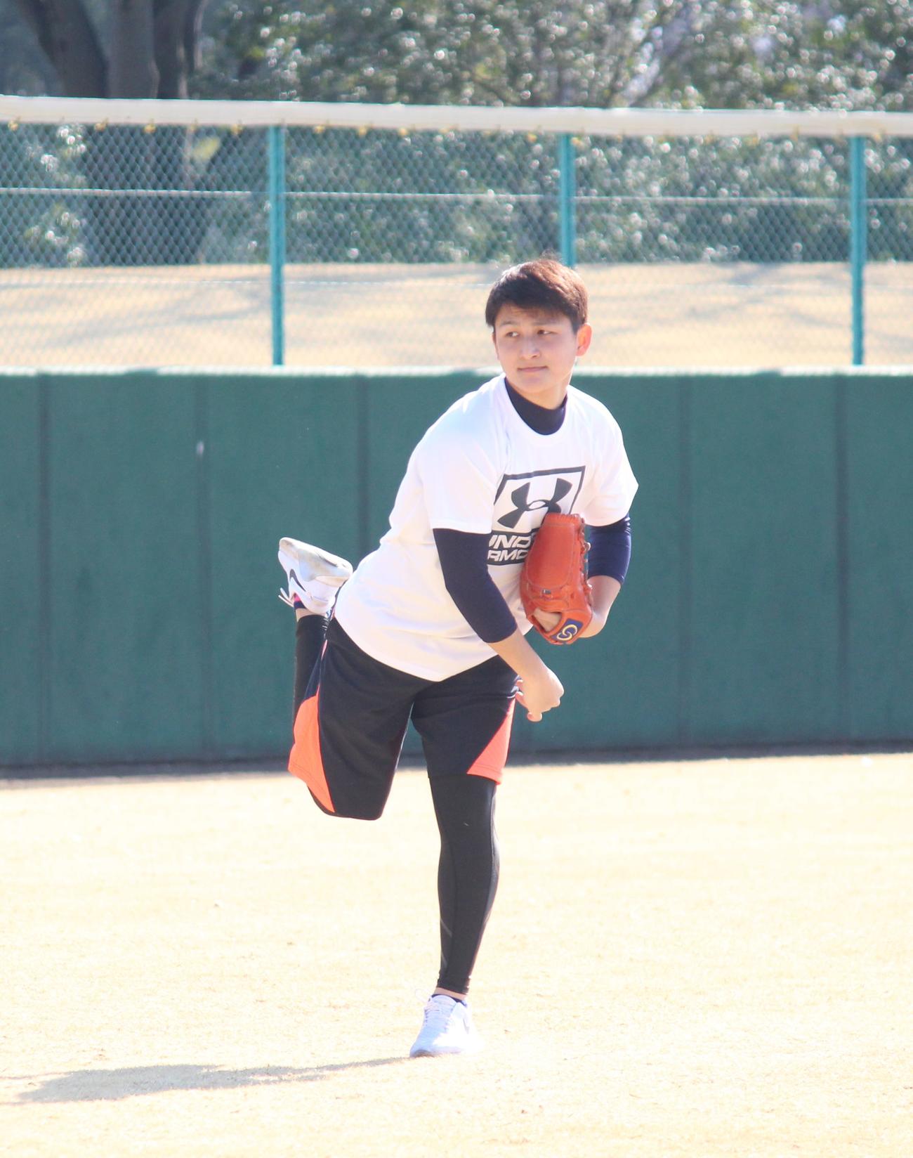 キャッチボールをするBC・埼玉に新加入した長尾投手（撮影・保坂恭子）