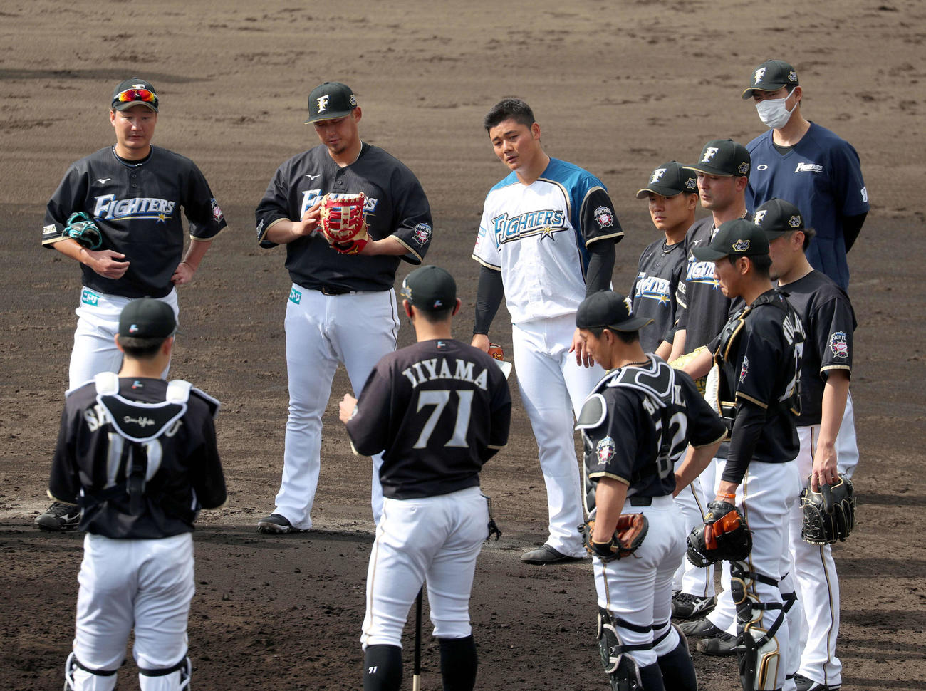 唯一ユニホーム姿の日本ハム清宮（中央奥）（撮影・佐藤翔太）
