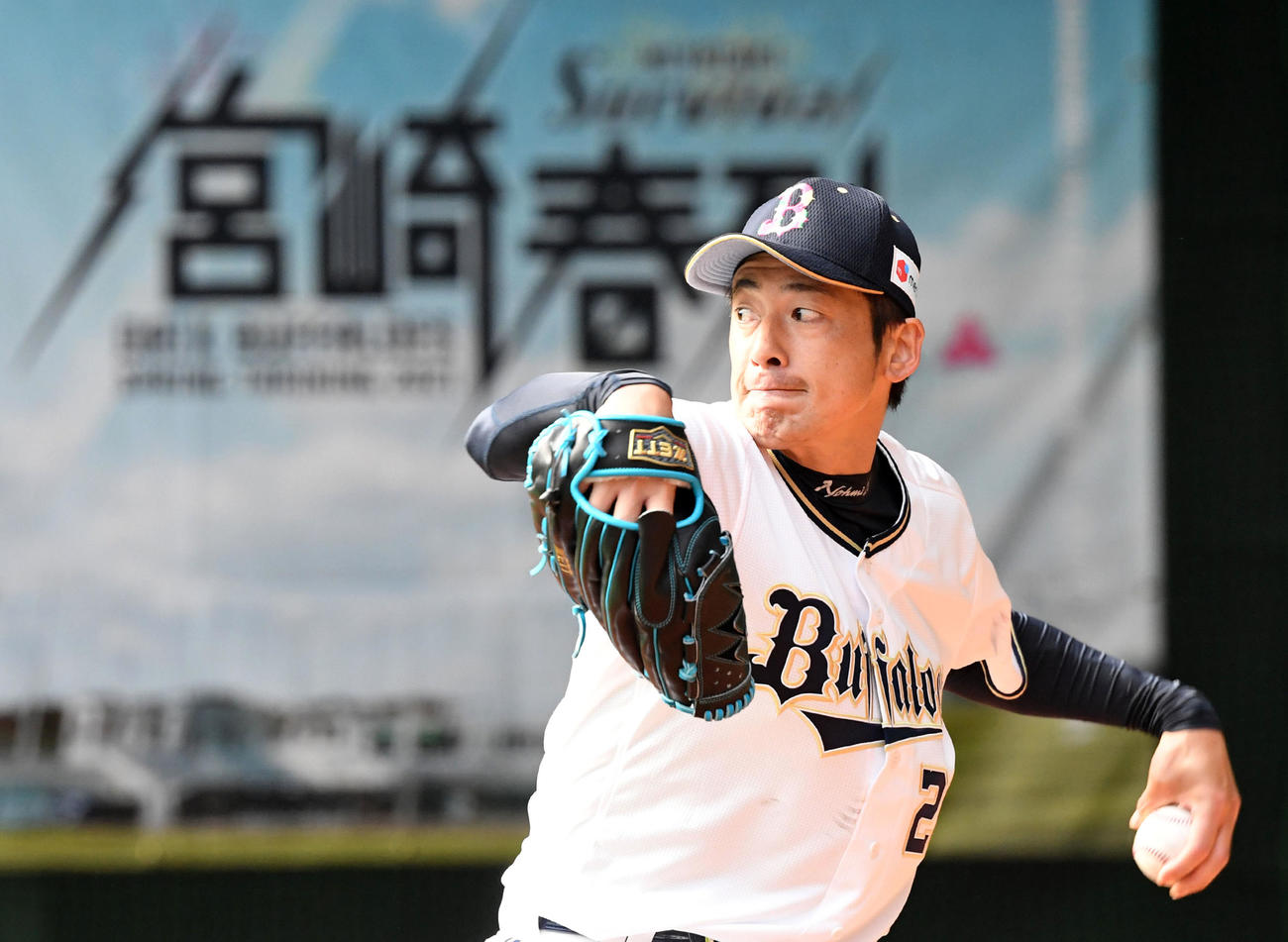 ブルペンで投球練習を行うオリックス能見（撮影・前岡正明）