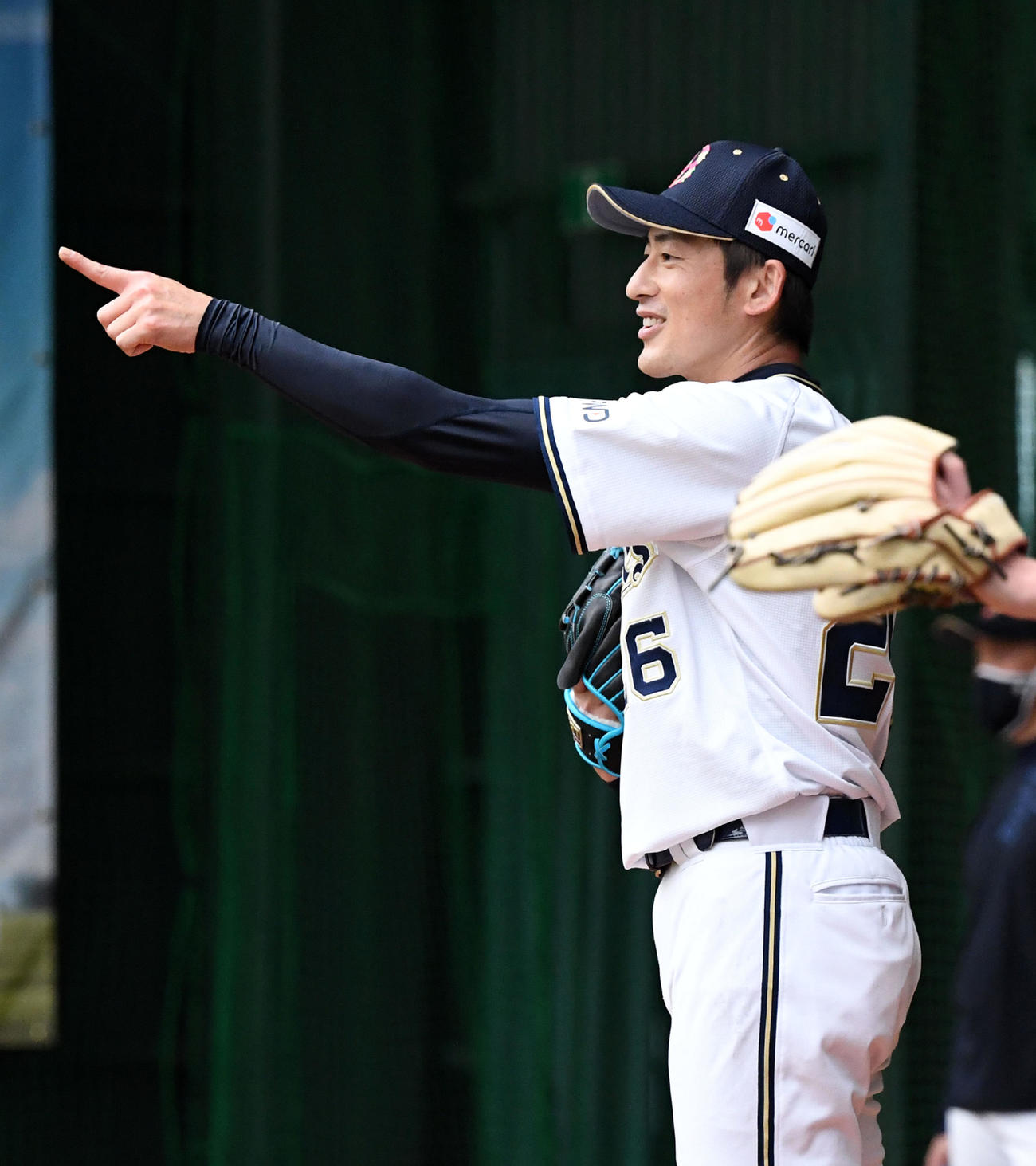 ブルペンで笑顔を見せるオリックス能見（撮影・前岡正明）