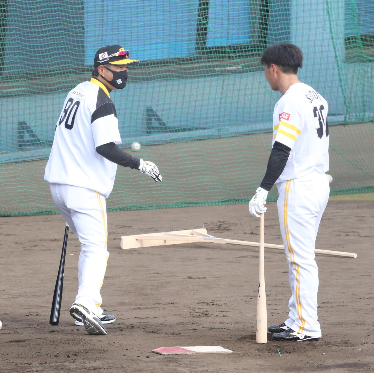 佐藤直（右）を指導する小久保ヘッドコーチ（左）（撮影・菊川光一）
