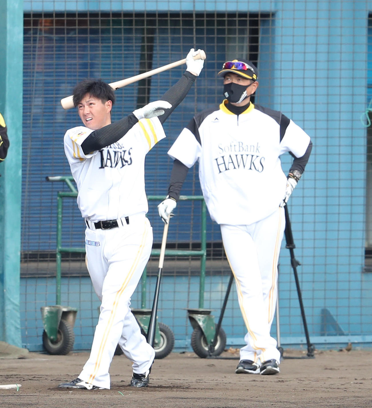佐藤直のフリー打撃を後方から見守る小久保ヘッドコーチ（撮影・梅根麻紀）