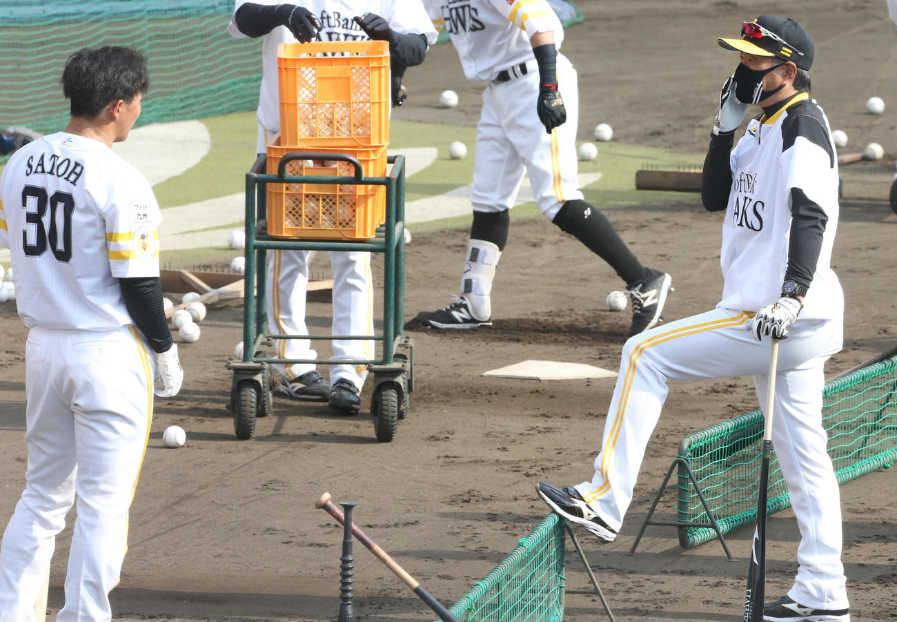 佐藤直を指導する小久保ヘッドコーチ（右）（撮影・菊川光一）