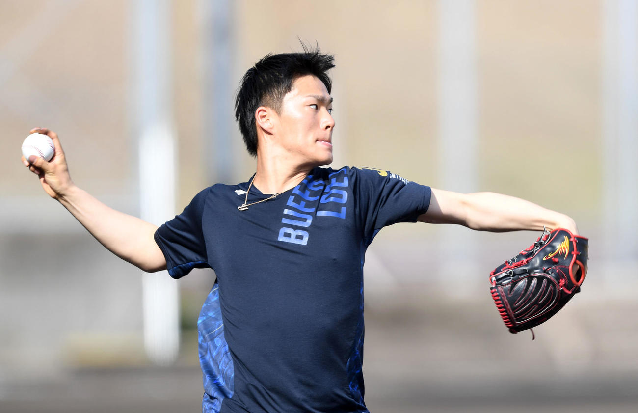 力強いキャッチボールを見せるオリックス山本（撮影・前岡正明）
