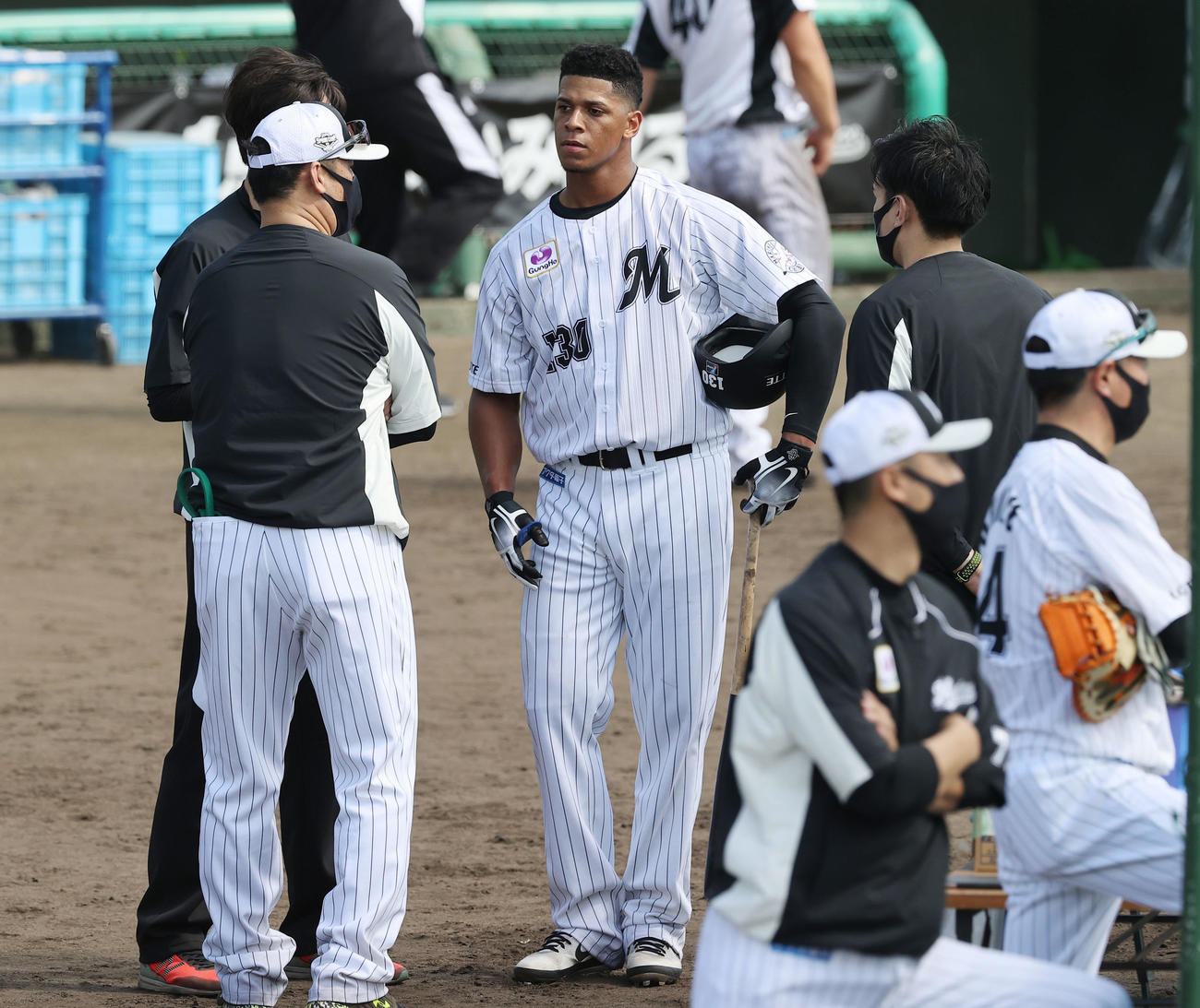 フリー打撃を終えたロッテのサントス（中央）は松中臨時コーチ（左）と言葉を交わす（撮影・垰建太）