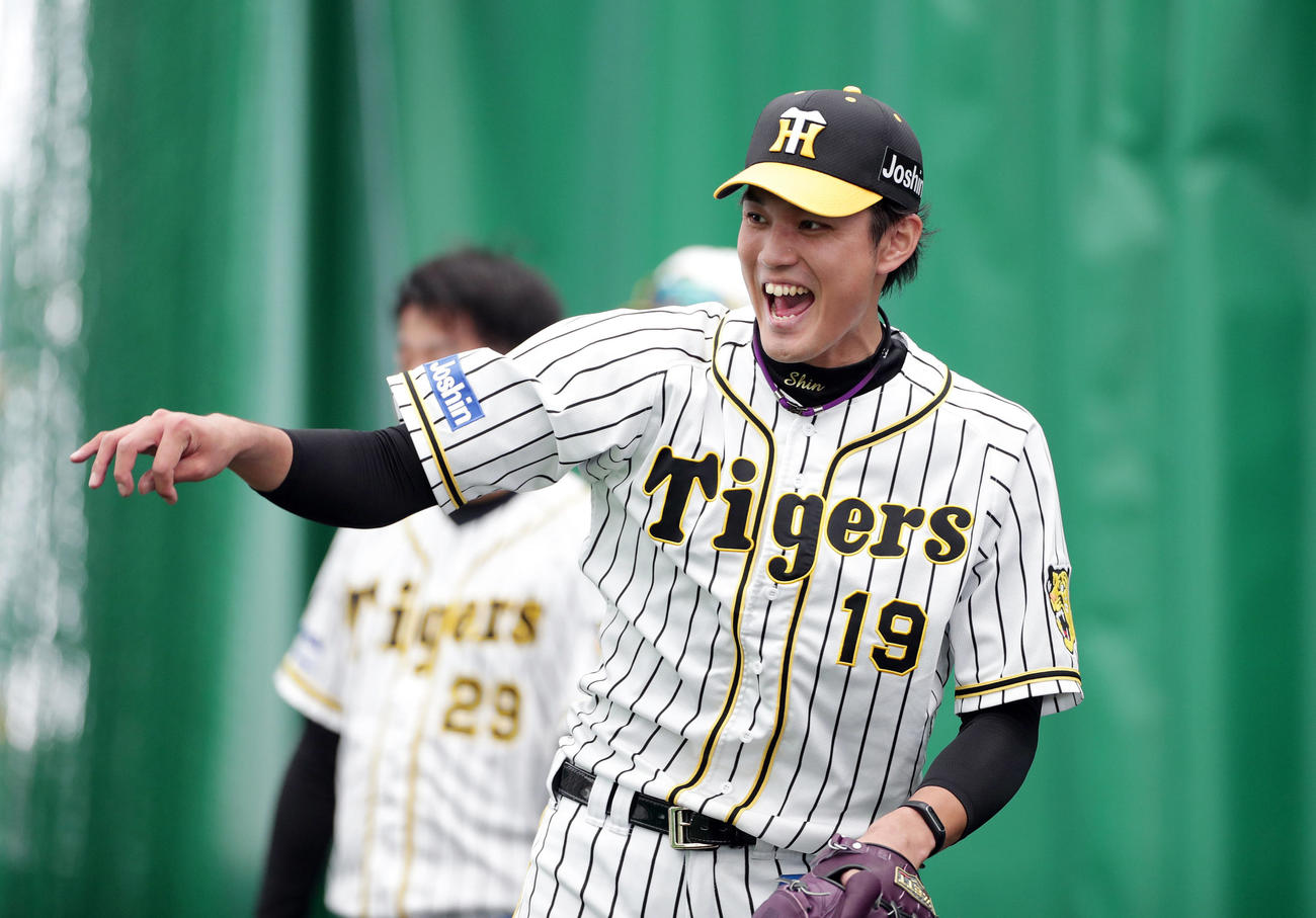 ブルペンで投球し雄たけびをあげる藤浪（撮影・前田充）