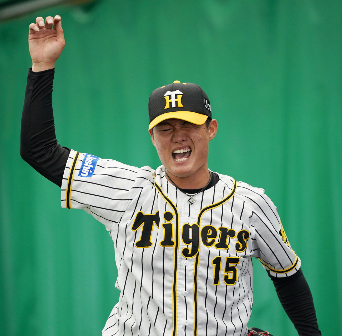 キャンプ初日、ブルペンで投球し顔をしかめる阪神西純（撮影・前田充）
