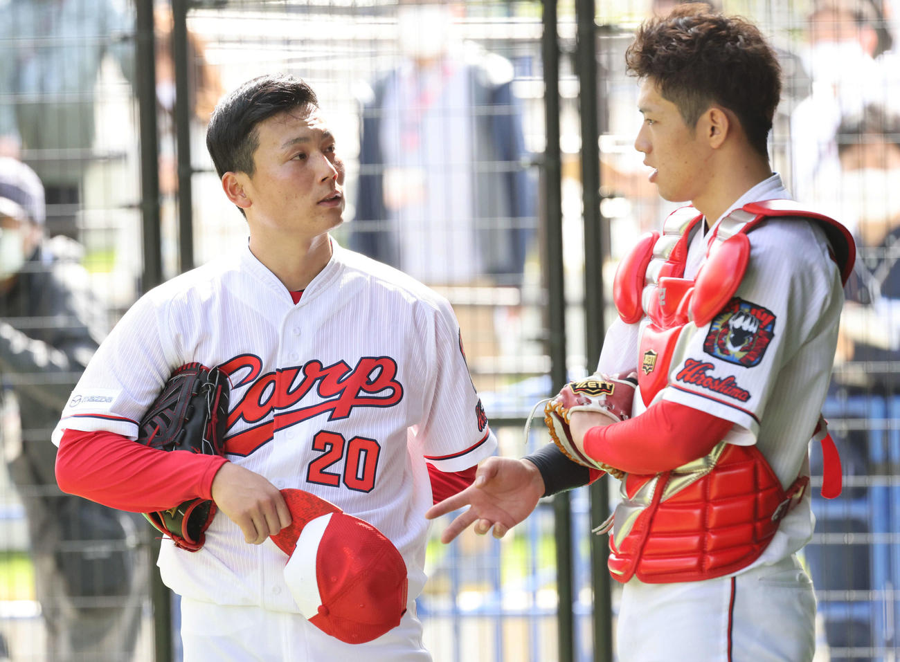 プロ野球広島沖縄キャンプ　ブルペンで投げたドラフト1位の栗林（左）と中村奨（右）（撮影・加藤孝規）