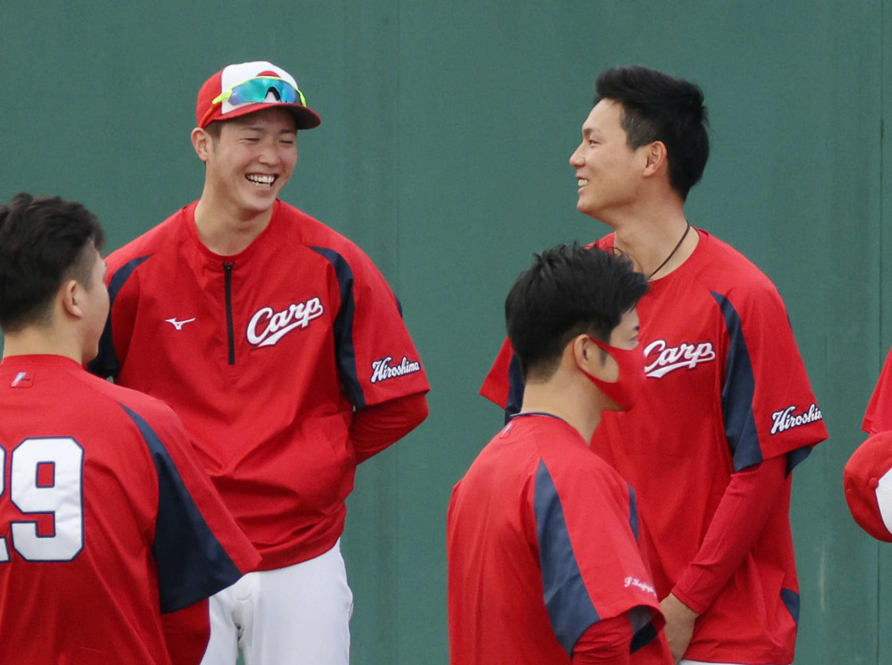 プロ野球広島沖縄キャンプ　練習前の円陣で、隣同士の森下（左）とドラフト1位の栗林（右）（撮影・加藤孝規）
