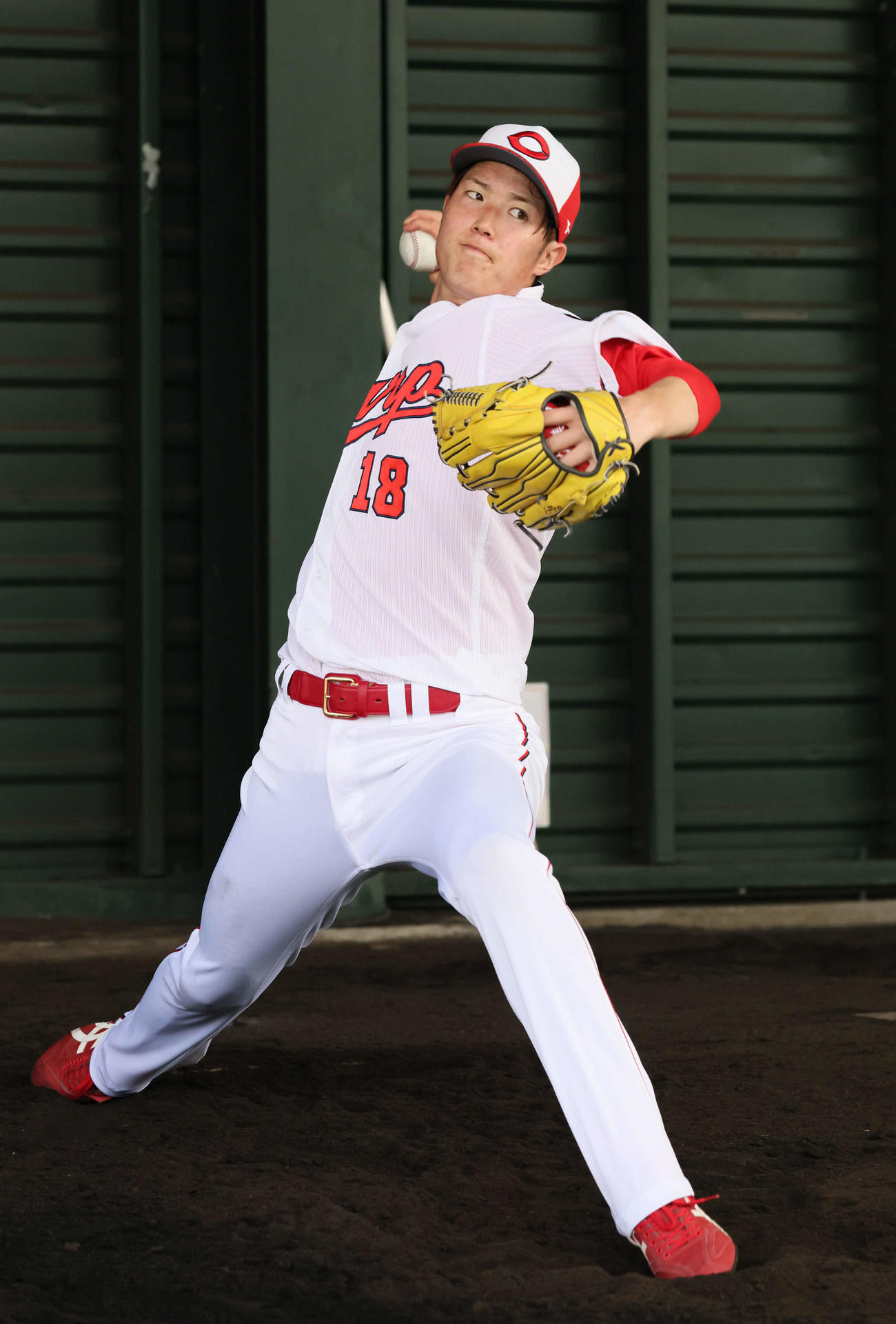 プロ野球広島沖縄キャンプ　ブルペンで投げる森下（撮影・加藤孝規）