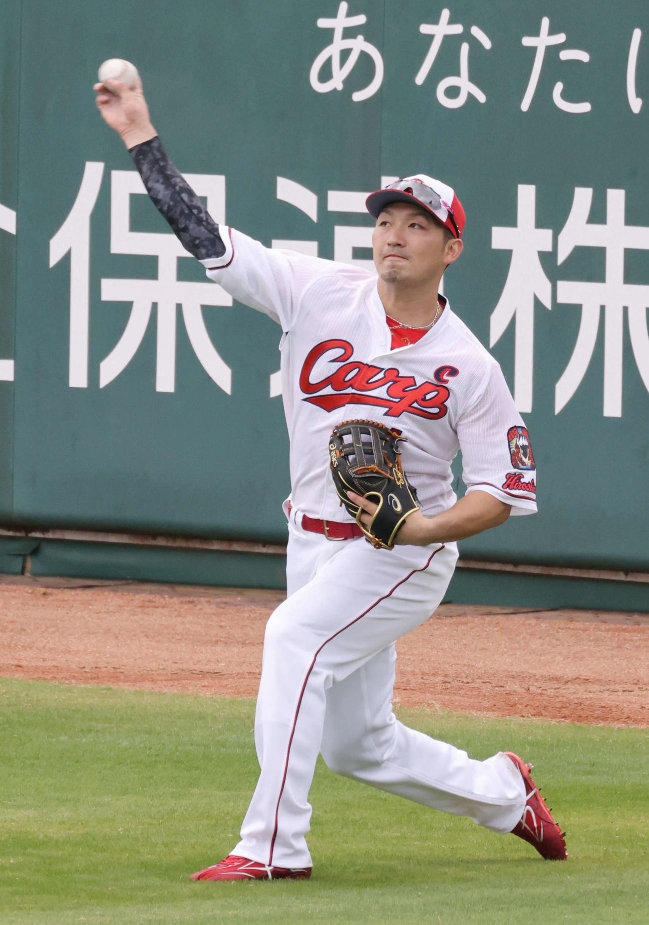 ライトでノックを受ける鈴木誠（撮影・加藤孝規）