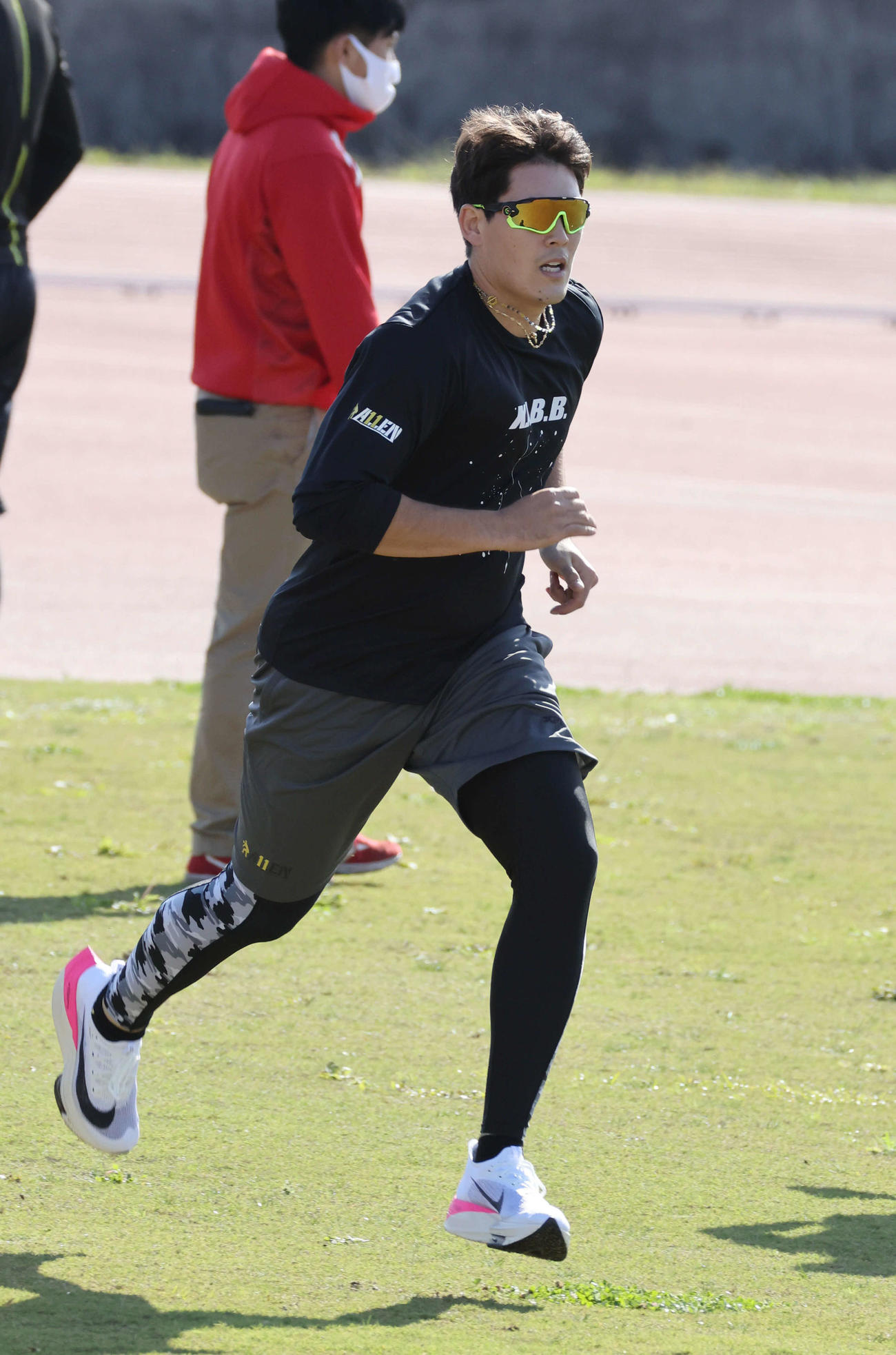 陸上競技場で走り込む九里（撮影・加藤孝規）
