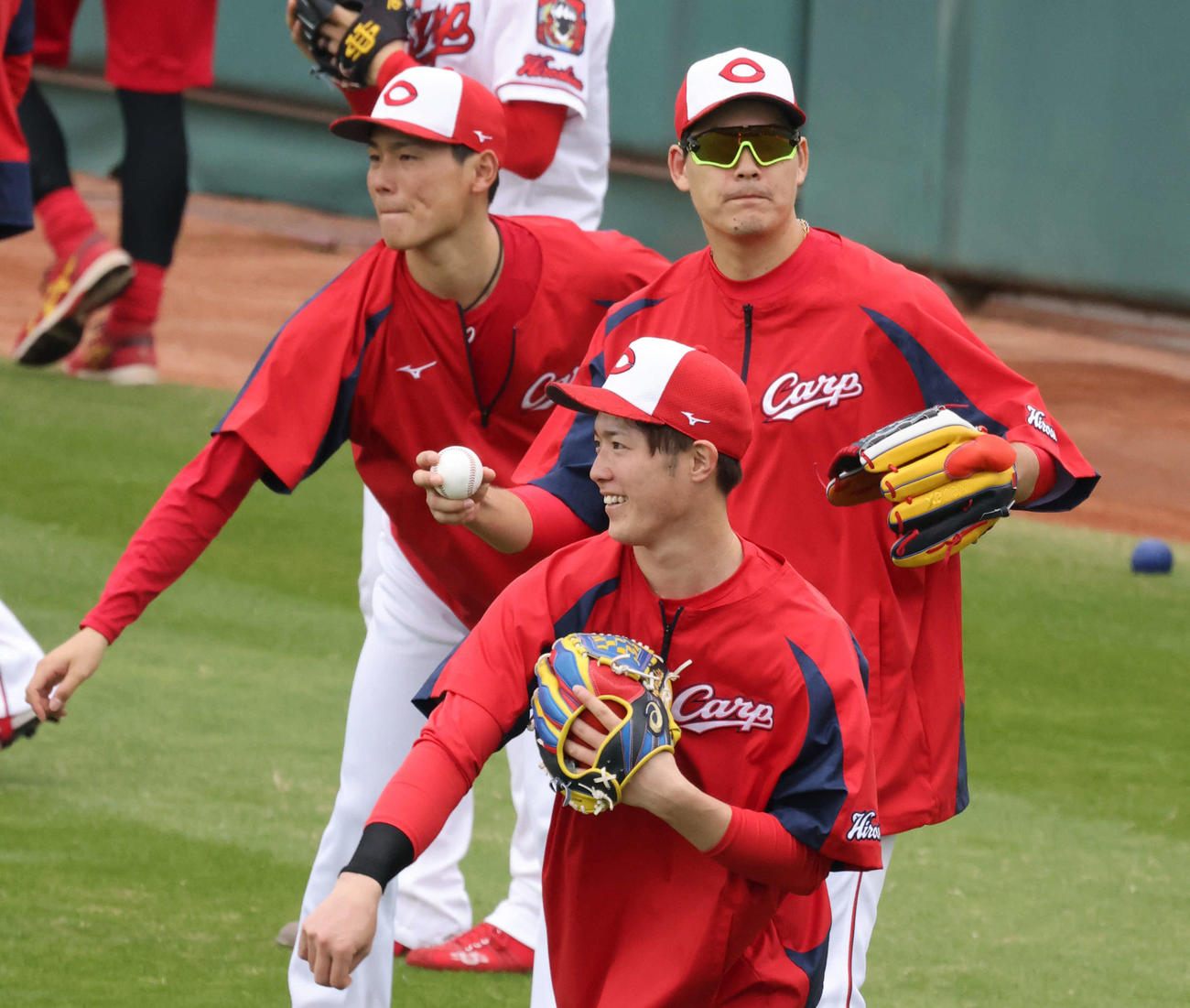 キャッチボールをする手前から、森下、九里、ドラフト1位の栗林（撮影・加藤孝規）