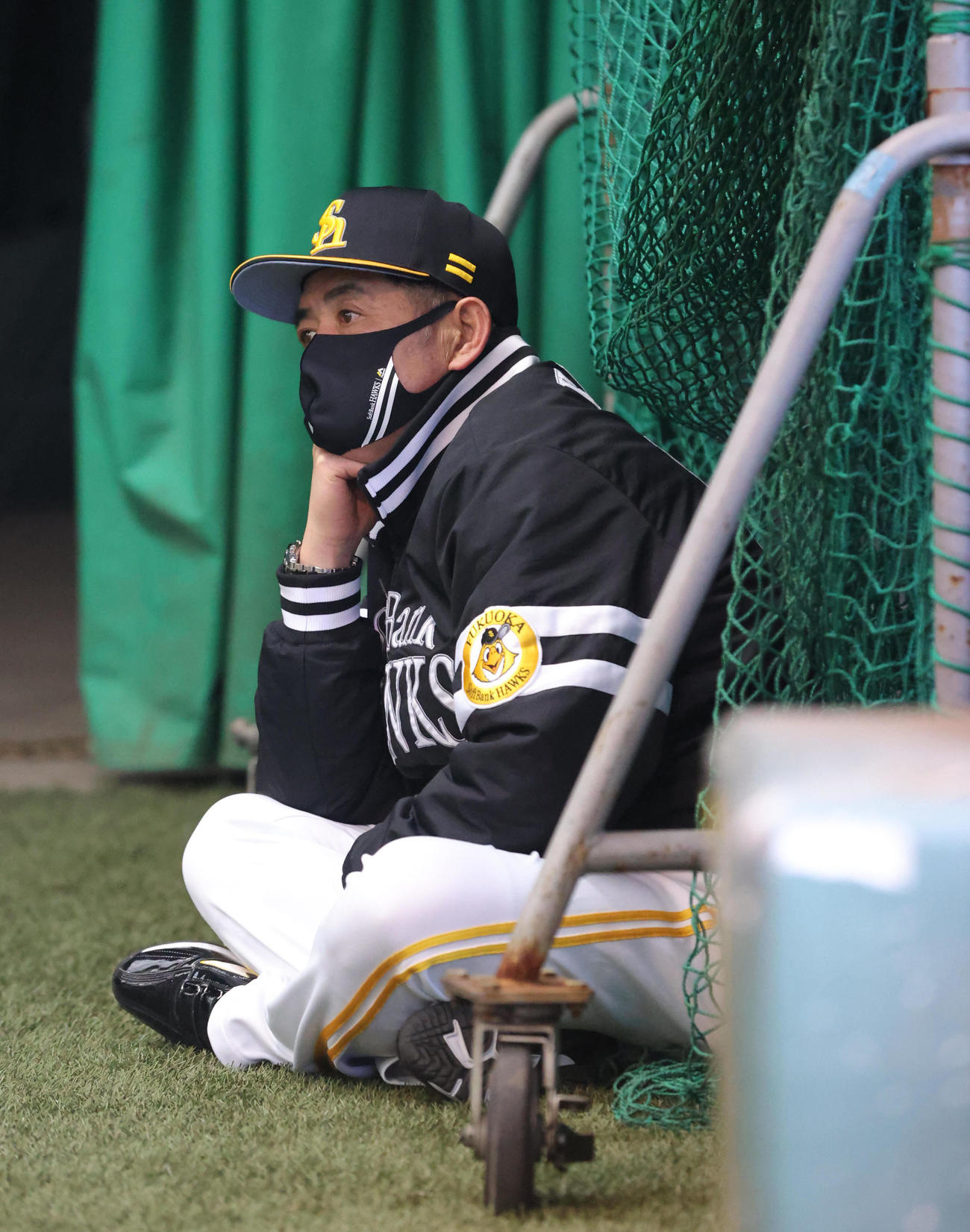 ブルペンでの投球を見守る工藤監督（代表撮影）