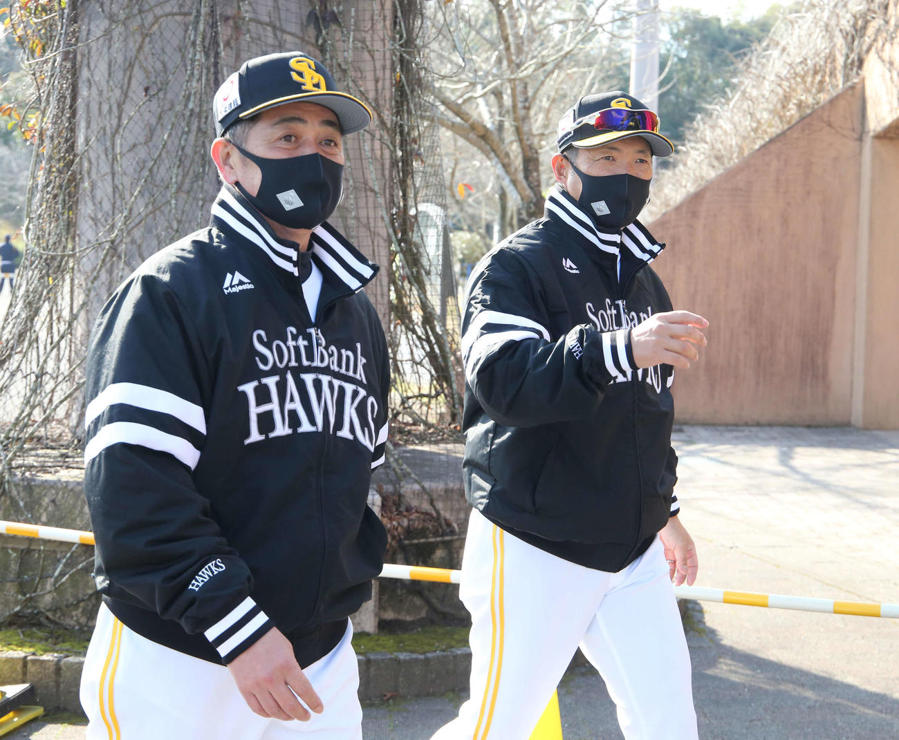 工藤監督（左）とともに移動する小久保ヘッドコーチ（撮影・菊川光一）