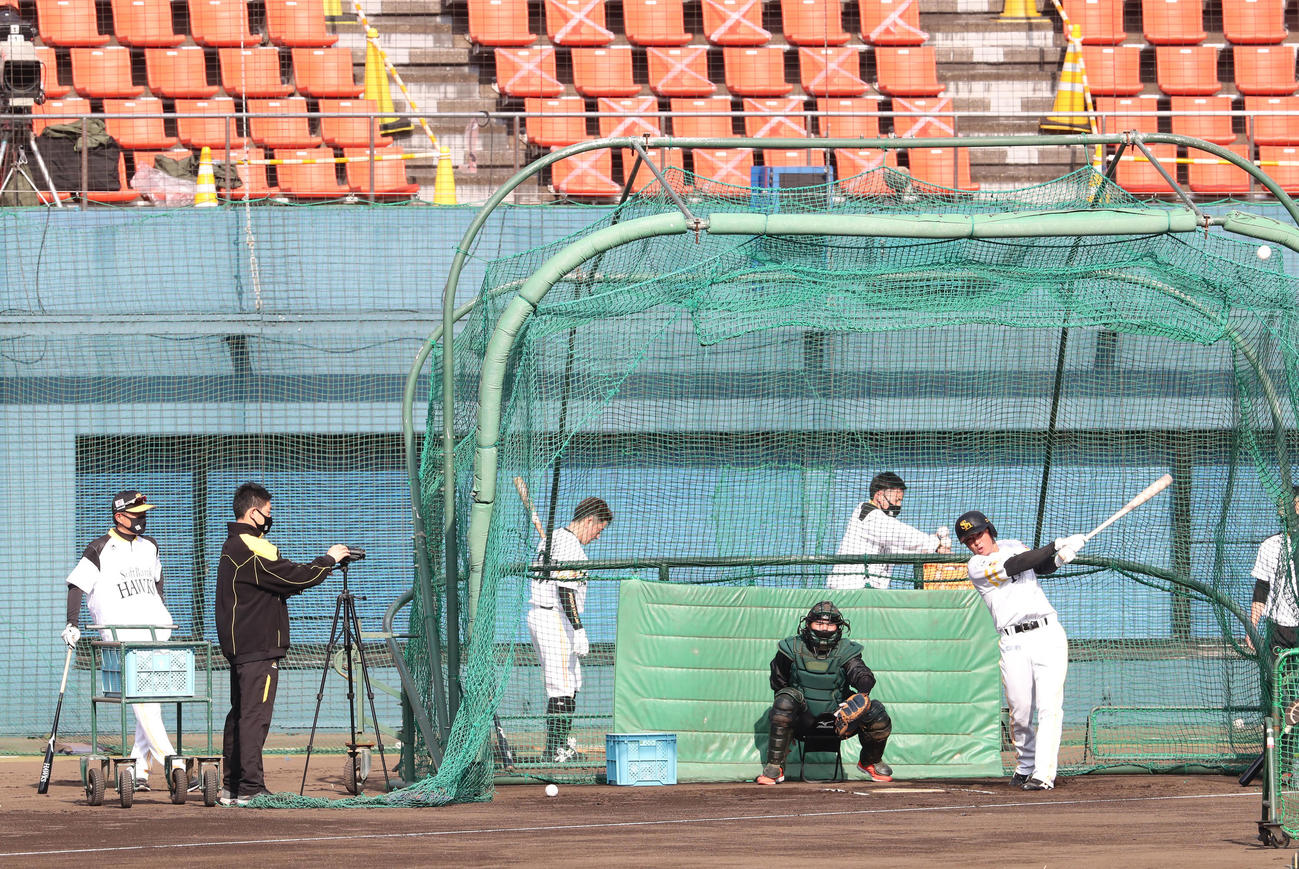 打撃練習を行う佐藤直、左は小久保ヘッドコーチ（撮影・梅根麻紀）